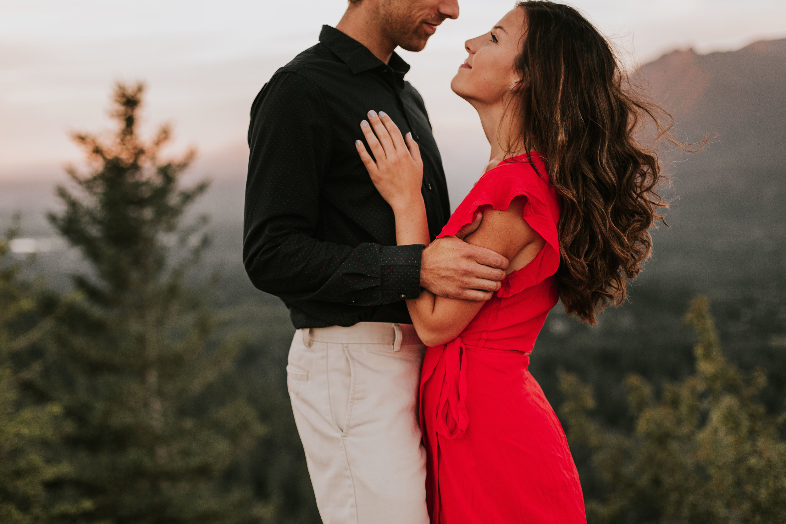 nicole-daacke-photography-rattlesnake-ridge-adventurous-engagement-session-hiking-seattle-washington-destinatino-elopement-intimate-wedding-photographer-14.jpg