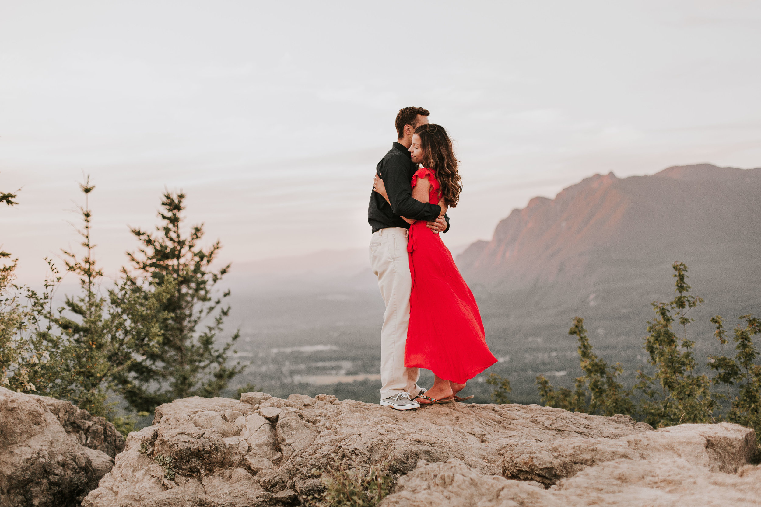 nicole-daacke-photography-rattlesnake-ridge-adventurous-engagement-session-hiking-seattle-washington-destinatino-elopement-intimate-wedding-photographer-19.jpg