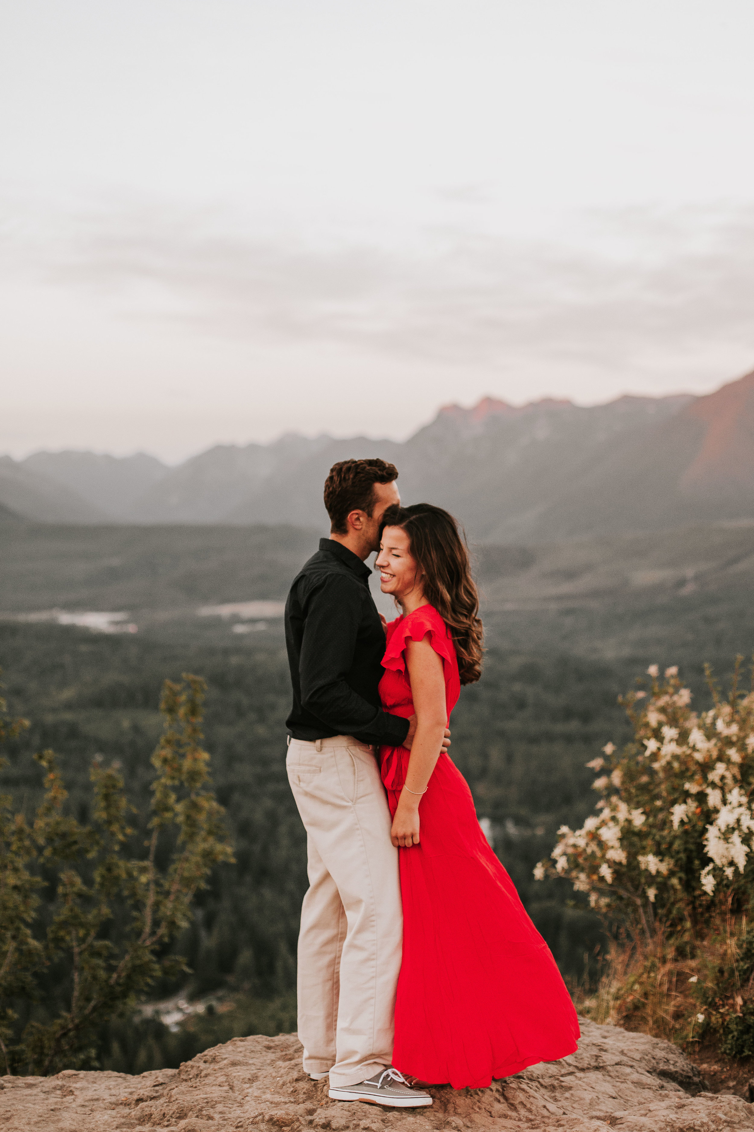 nicole-daacke-photography-rattlesnake-ridge-adventurous-engagement-session-hiking-seattle-washington-destinatino-elopement-intimate-wedding-photographer-26.jpg