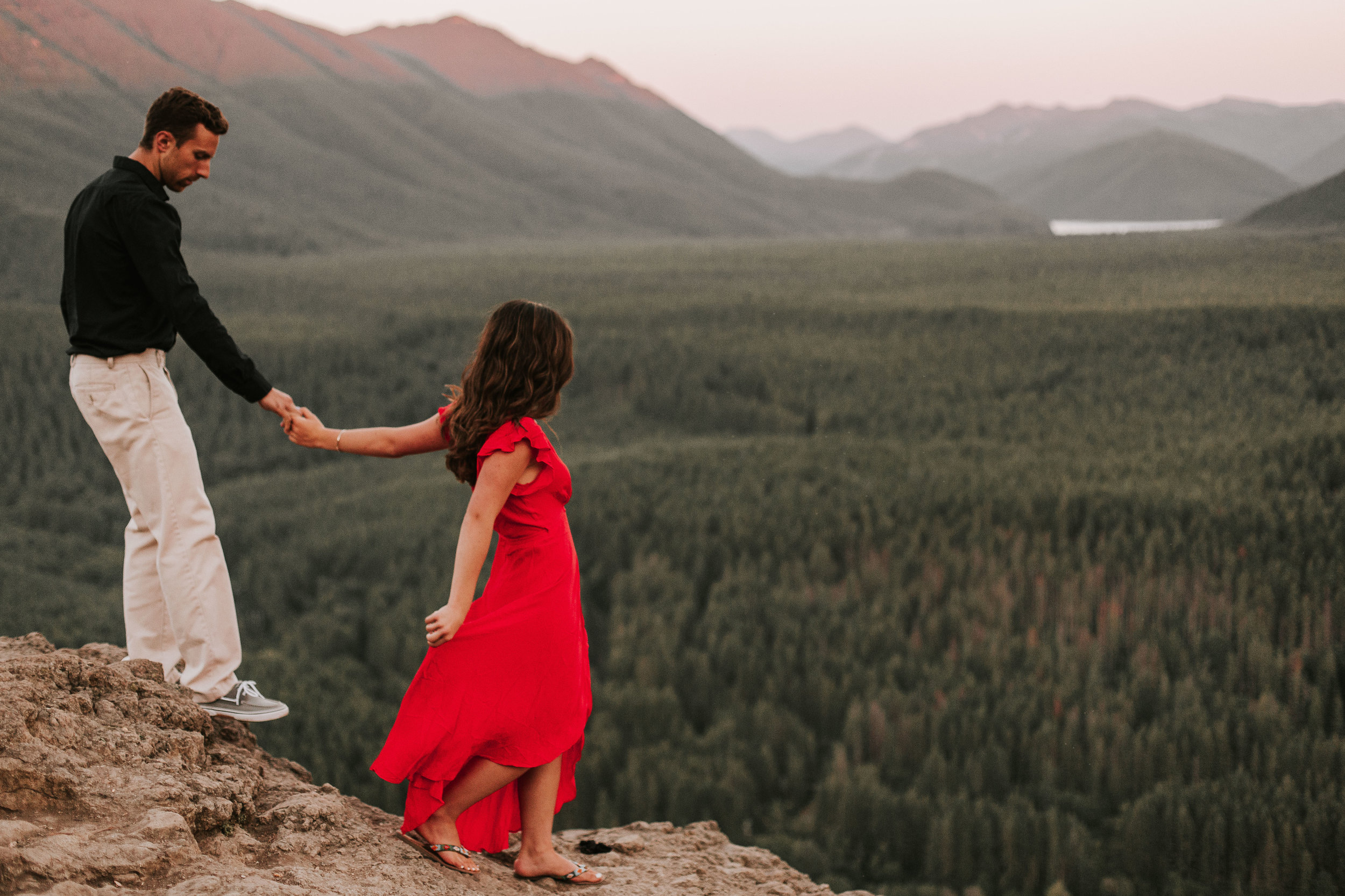 nicole-daacke-photography-rattlesnake-ridge-adventurous-engagement-session-hiking-seattle-washington-destinatino-elopement-intimate-wedding-photographer-27.jpg