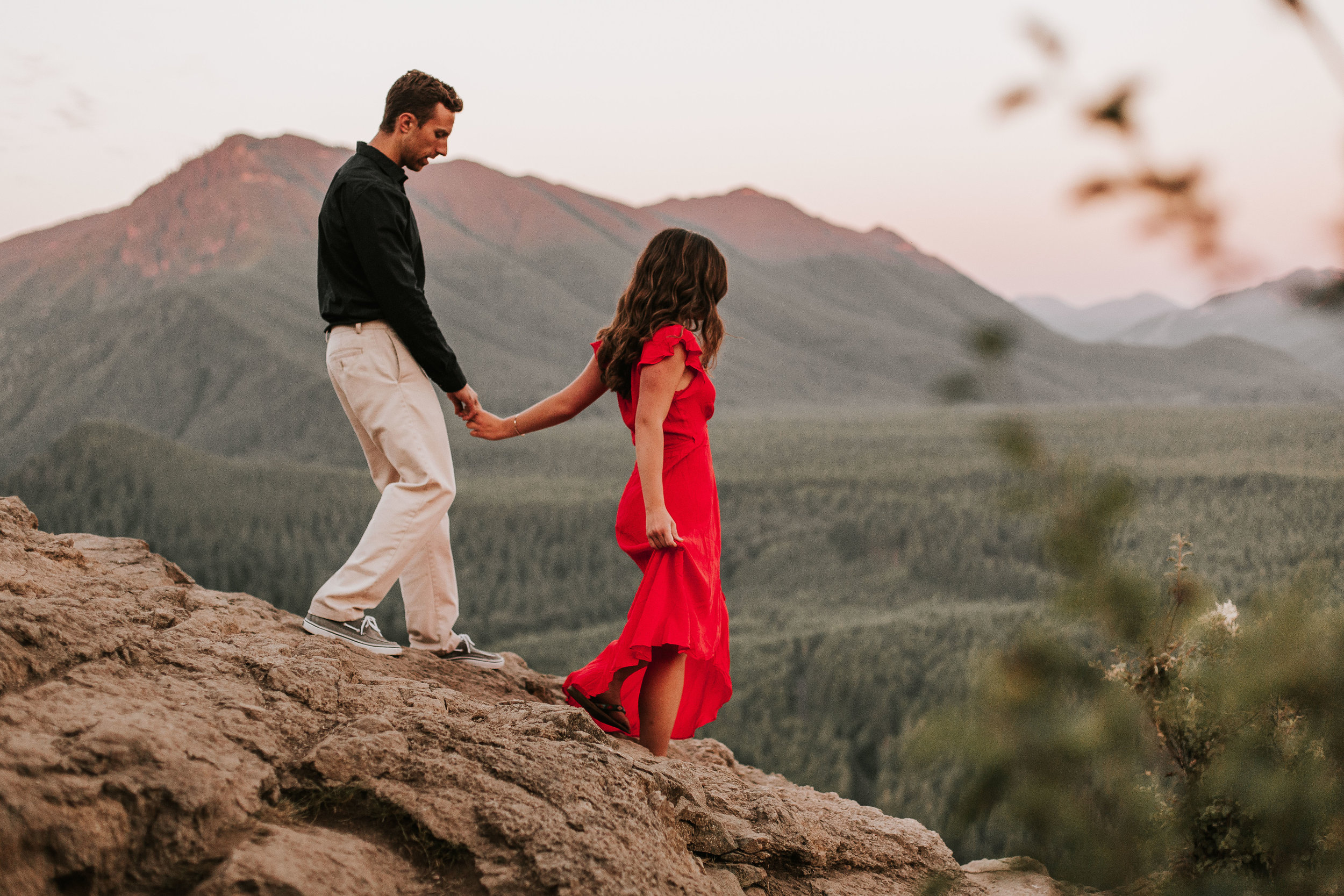 nicole-daacke-photography-rattlesnake-ridge-adventurous-engagement-session-hiking-seattle-washington-destinatino-elopement-intimate-wedding-photographer-30.jpg