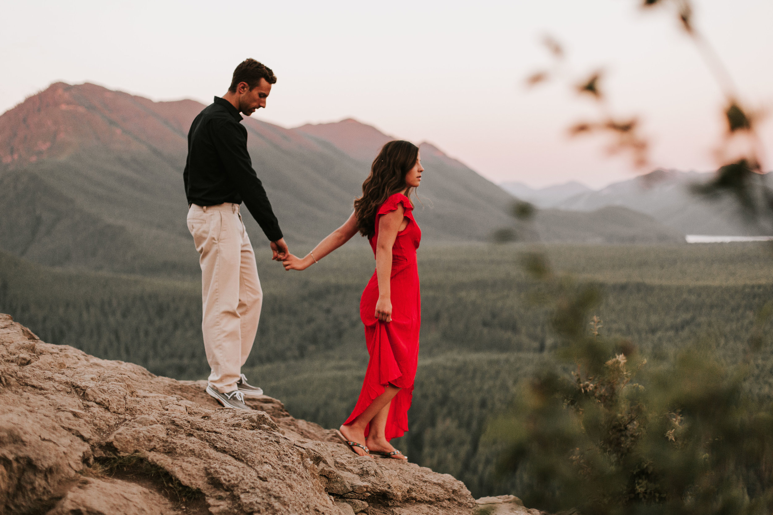 nicole-daacke-photography-rattlesnake-ridge-adventurous-engagement-session-hiking-seattle-washington-destinatino-elopement-intimate-wedding-photographer-31.jpg