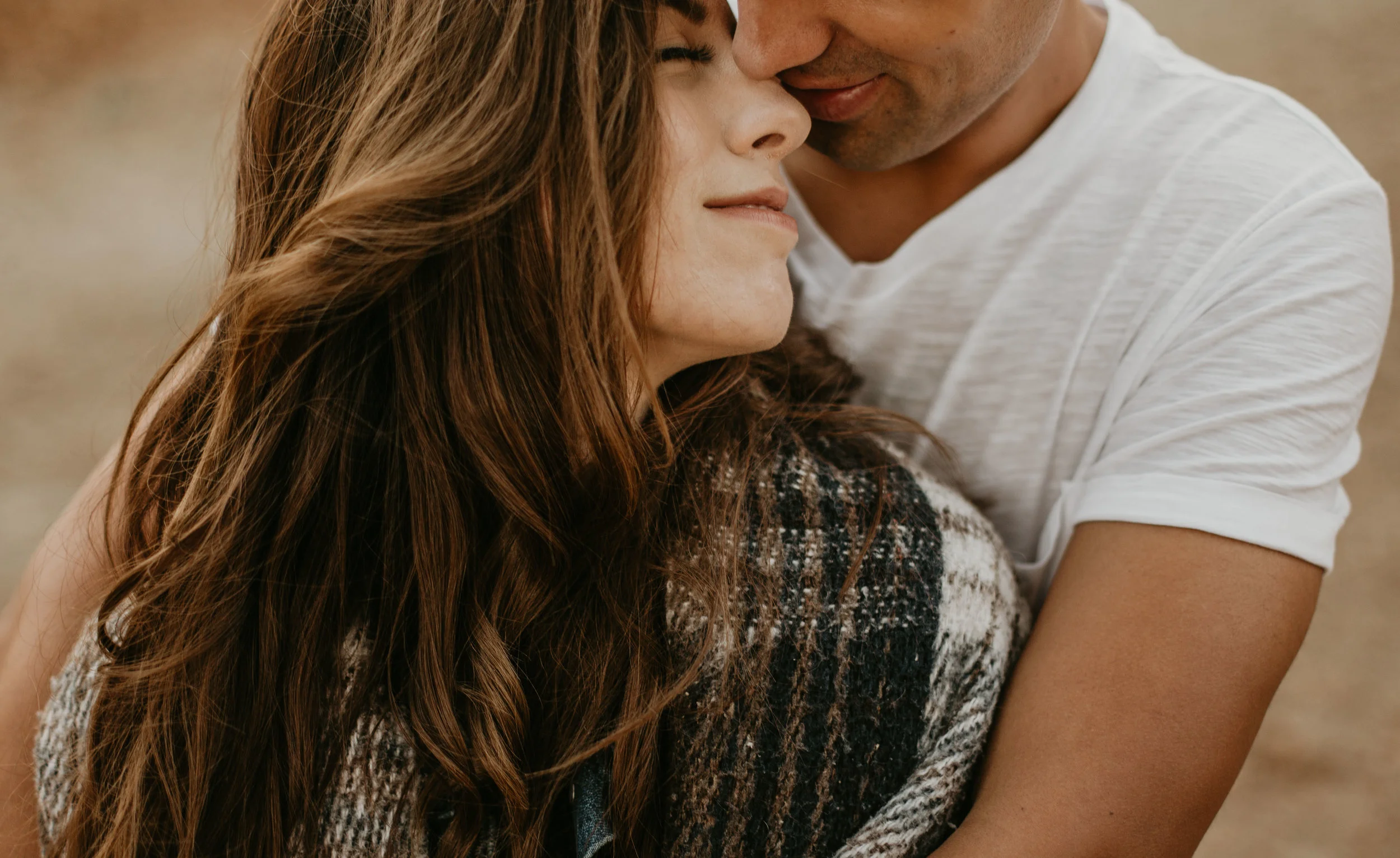 nicole-daacke-photography-cape-flattery-cozy-cabin-engagement-photos-intimate-wedding-and-adventurous-elopement-photographer-16.jpg