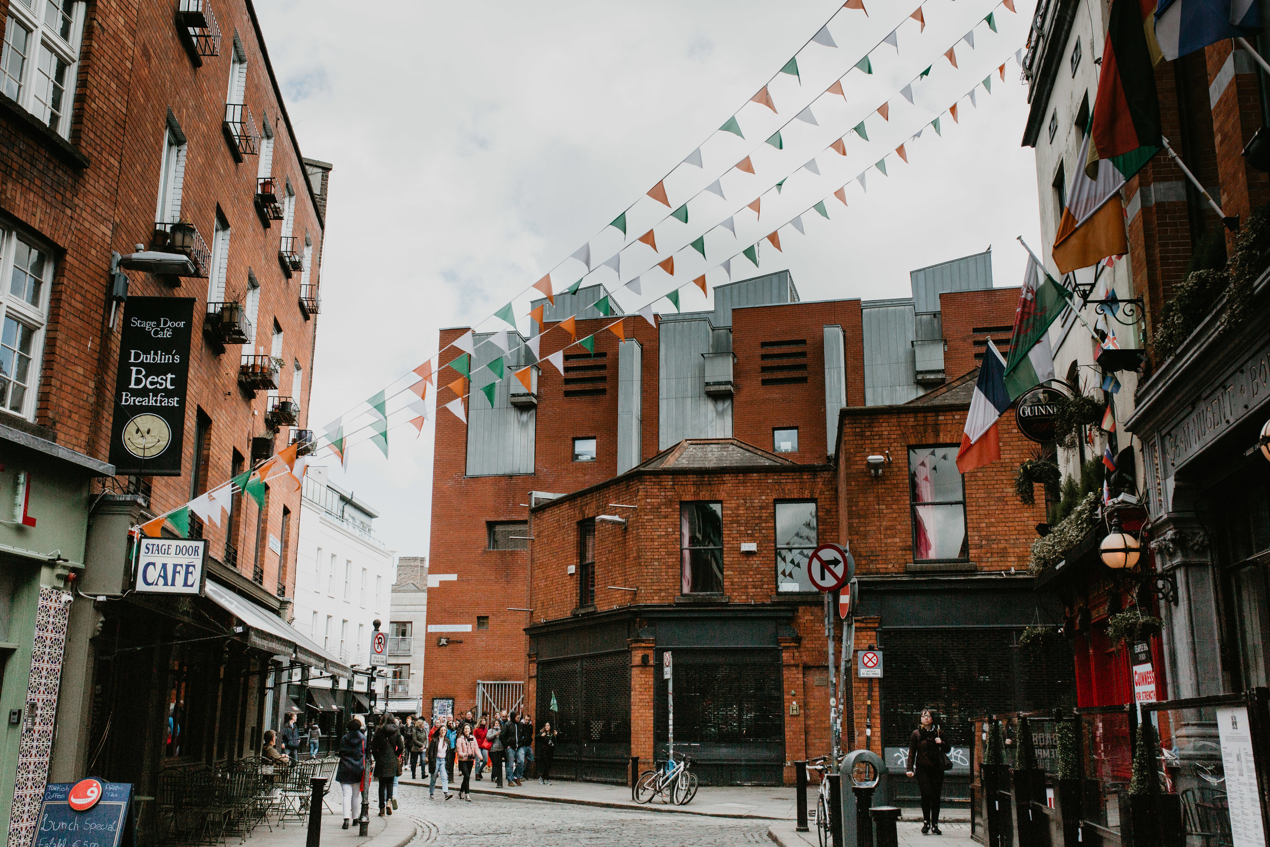 nicole-daacke-photography-ireland-destination-elopement-wedding-photographer-destination-wedding-irish-castle-wedding-intimate-ireland-wedding-photographer-ireland-elopement-photographer-dublin-howth-belfast-antrim-destination-wedding-photos-10.jpg