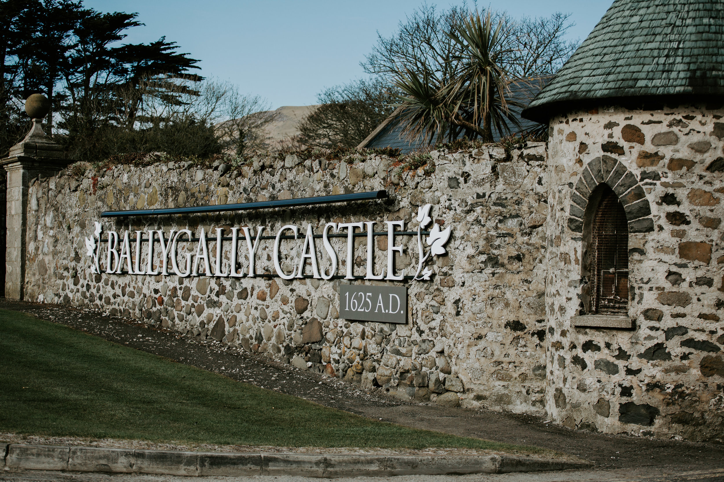 nicole-daacke-photography-ireland-destination-elopement-wedding-photographer-destination-wedding-irish-castle-wedding-intimate-ireland-wedding-photographer-ireland-elopement-photographer-dublin-howth-belfast-antrim-destination-wedding-photos-25.jpg