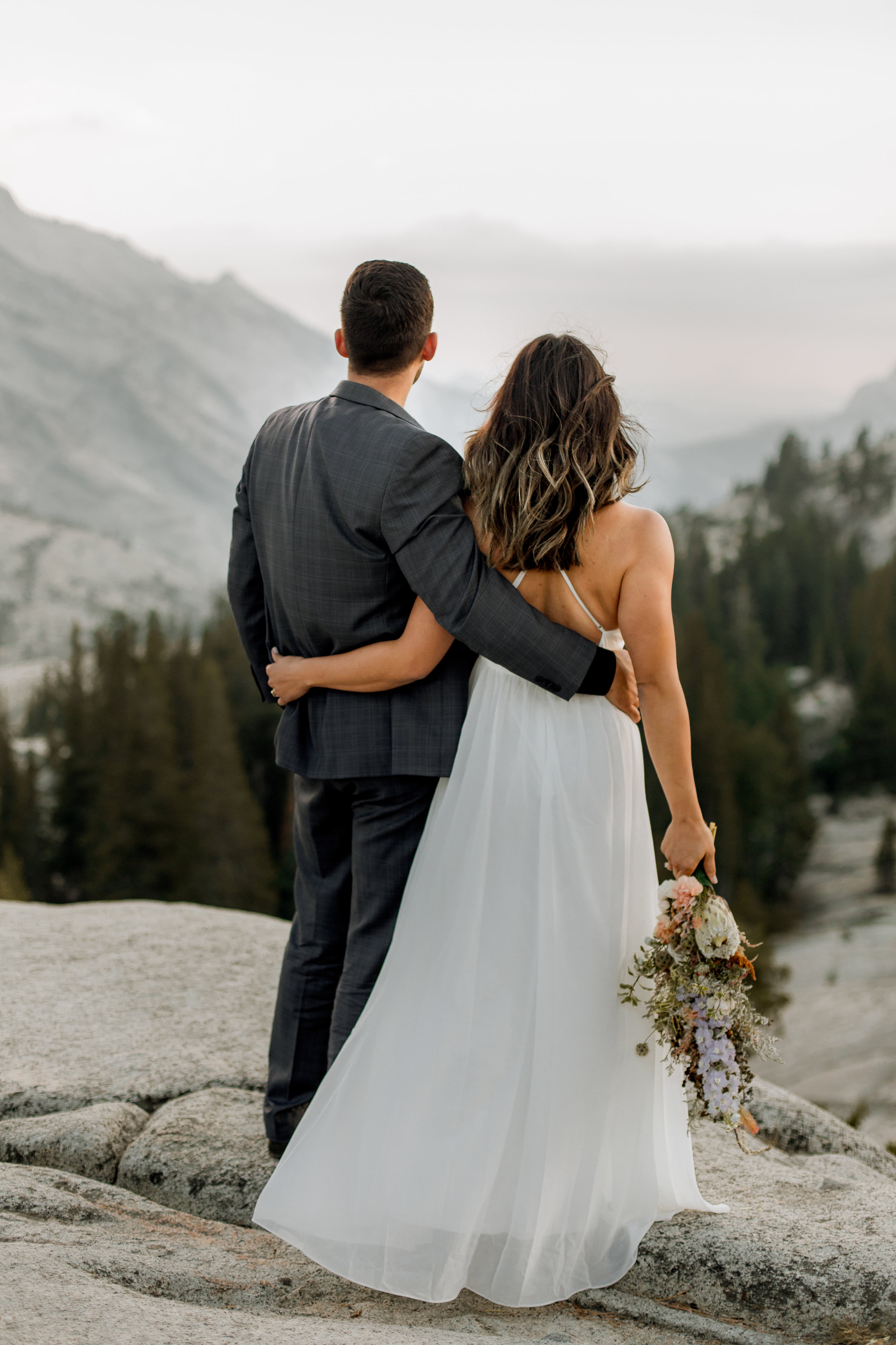 nicole-daacke-photography-yosemite-national-park-fall-elopement-adventurous-free-spirit-boho-bohemian-elopement-olmsted-point-yosemite-california-elope-adventure-elopement-photographer-39.jpg