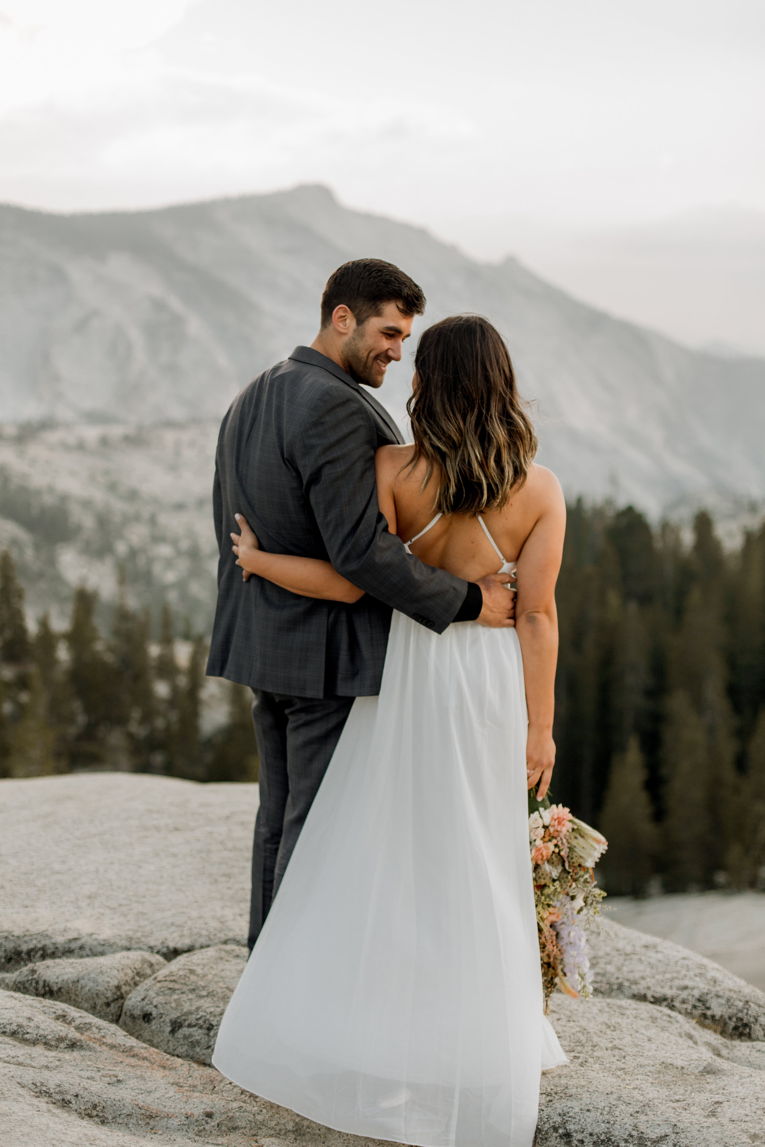 nicole-daacke-photography-yosemite-national-park-fall-elopement-adventurous-free-spirit-boho-bohemian-elopement-olmsted-point-yosemite-california-elope-adventure-elopement-photographer-42.jpg