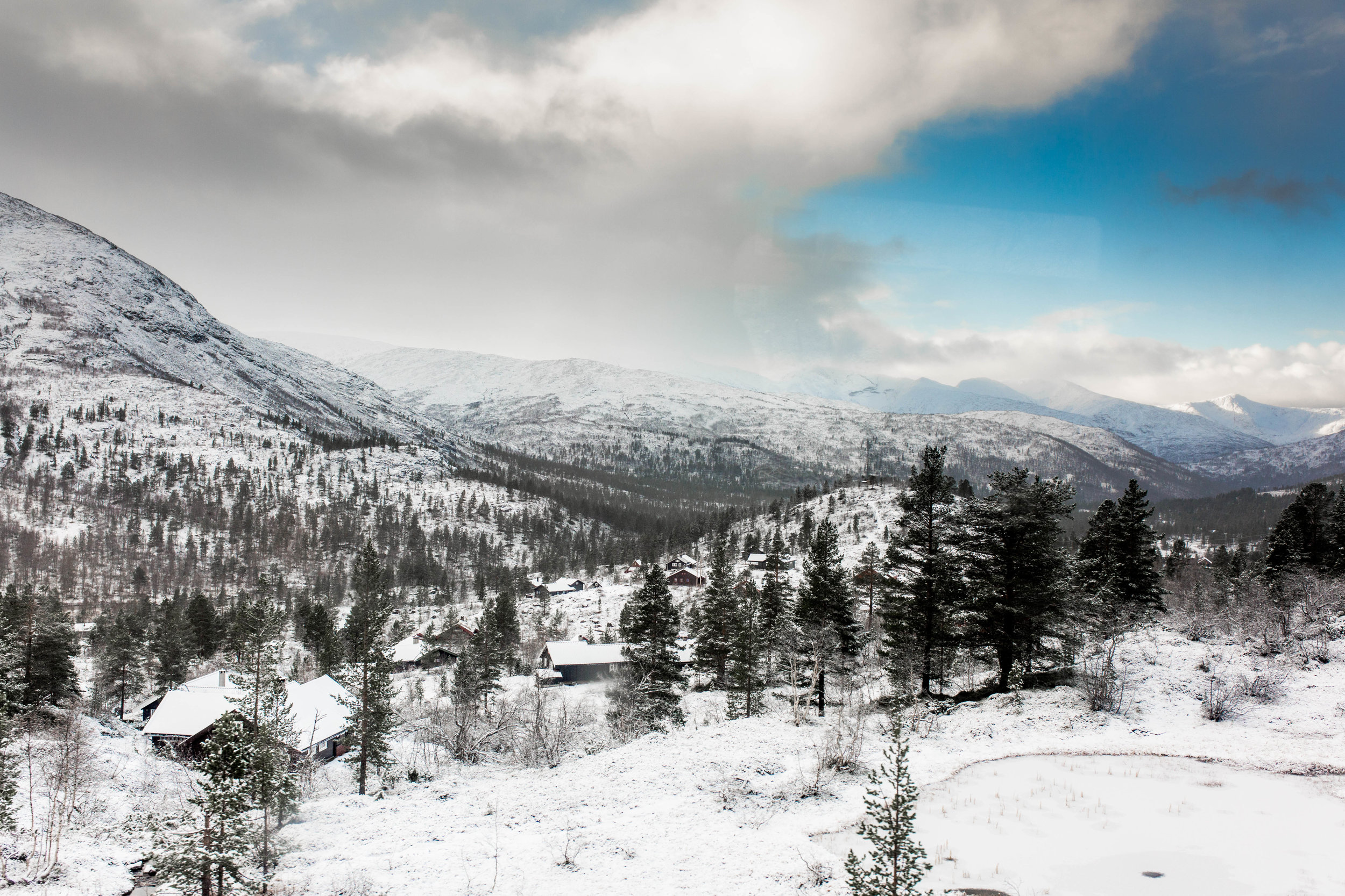 nicole-daacke-photography-norway-bergen-norway-in-a-nutshell-landscapes-elopement-photographer-photography-fall-october-norwegian-air-explore-adventure-6.jpg