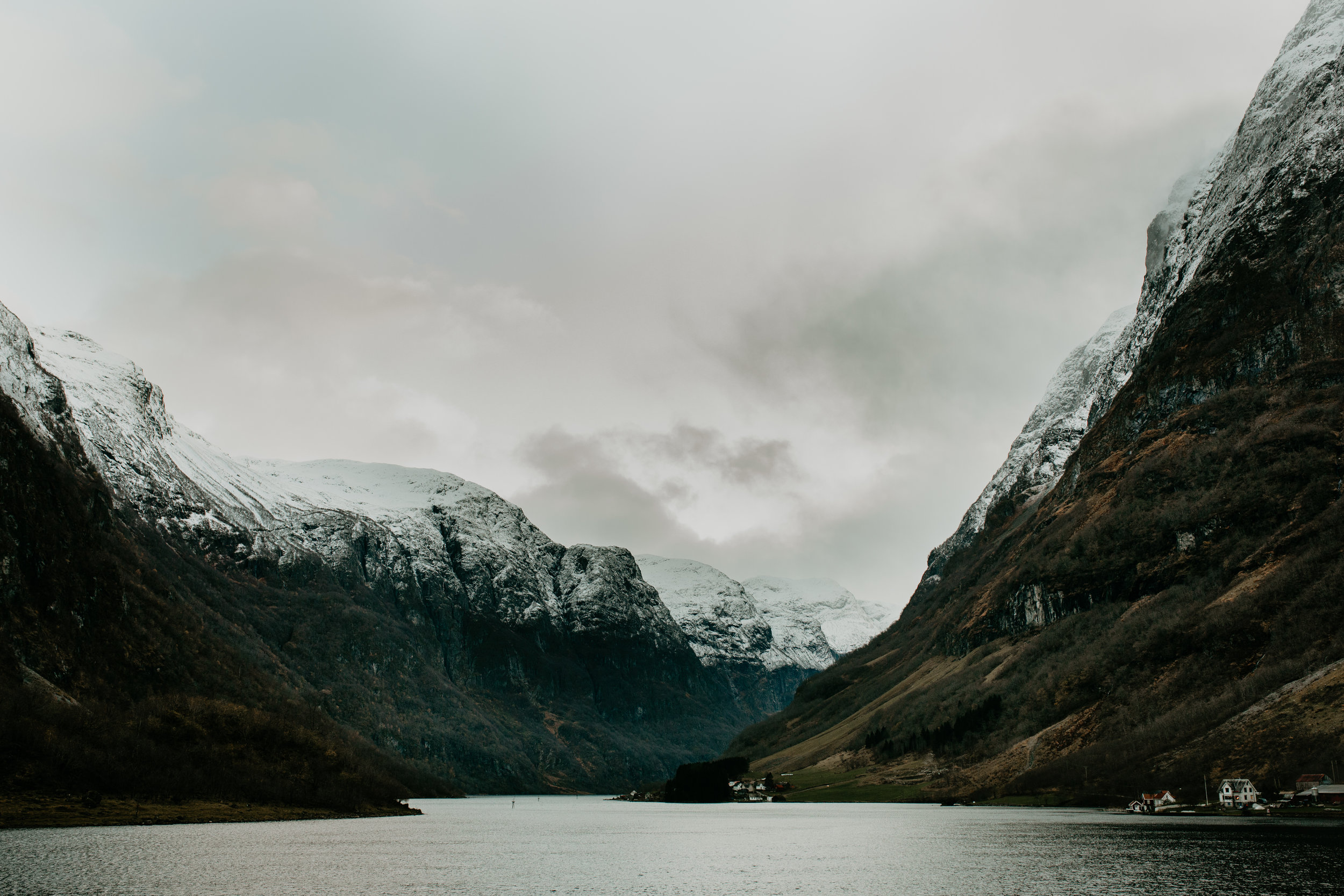 nicole-daacke-photography-norway-bergen-norway-in-a-nutshell-landscapes-elopement-photographer-photography-fall-october-norwegian-air-explore-adventure-9.jpg