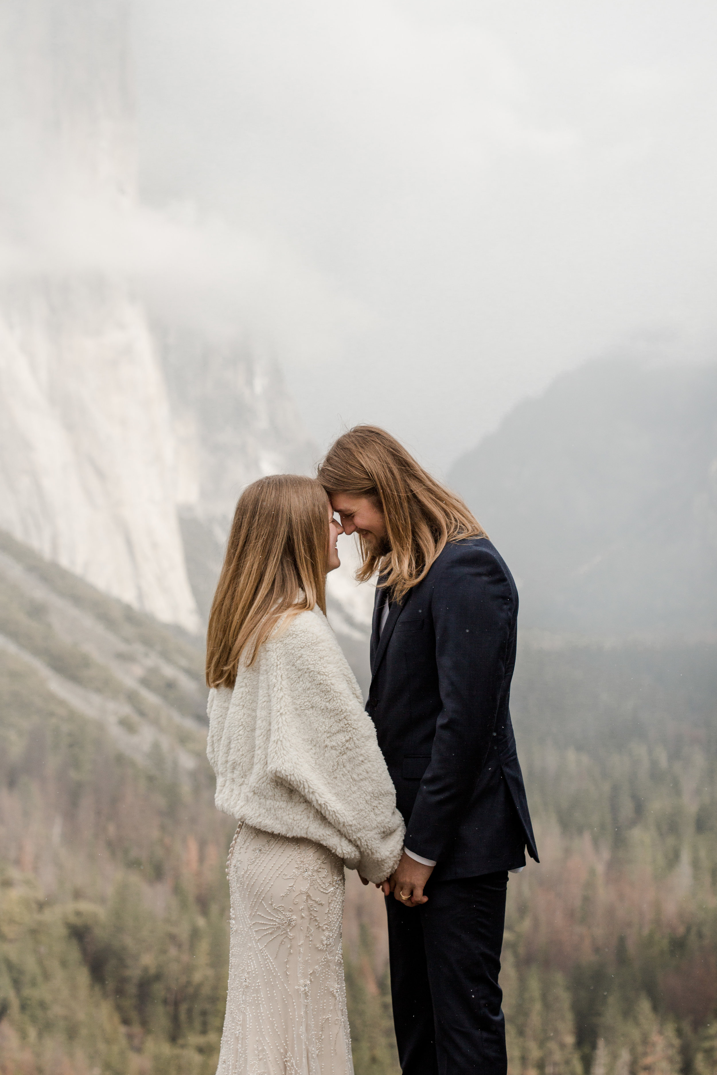 nicole-daacke-photography-yousemite-national-park-elopement-photographer-winter-cloud-moody-elope-inspiration-yosemite-valley-tunnel-view-winter-cloud-fog-weather-wedding-photos-1.jpg