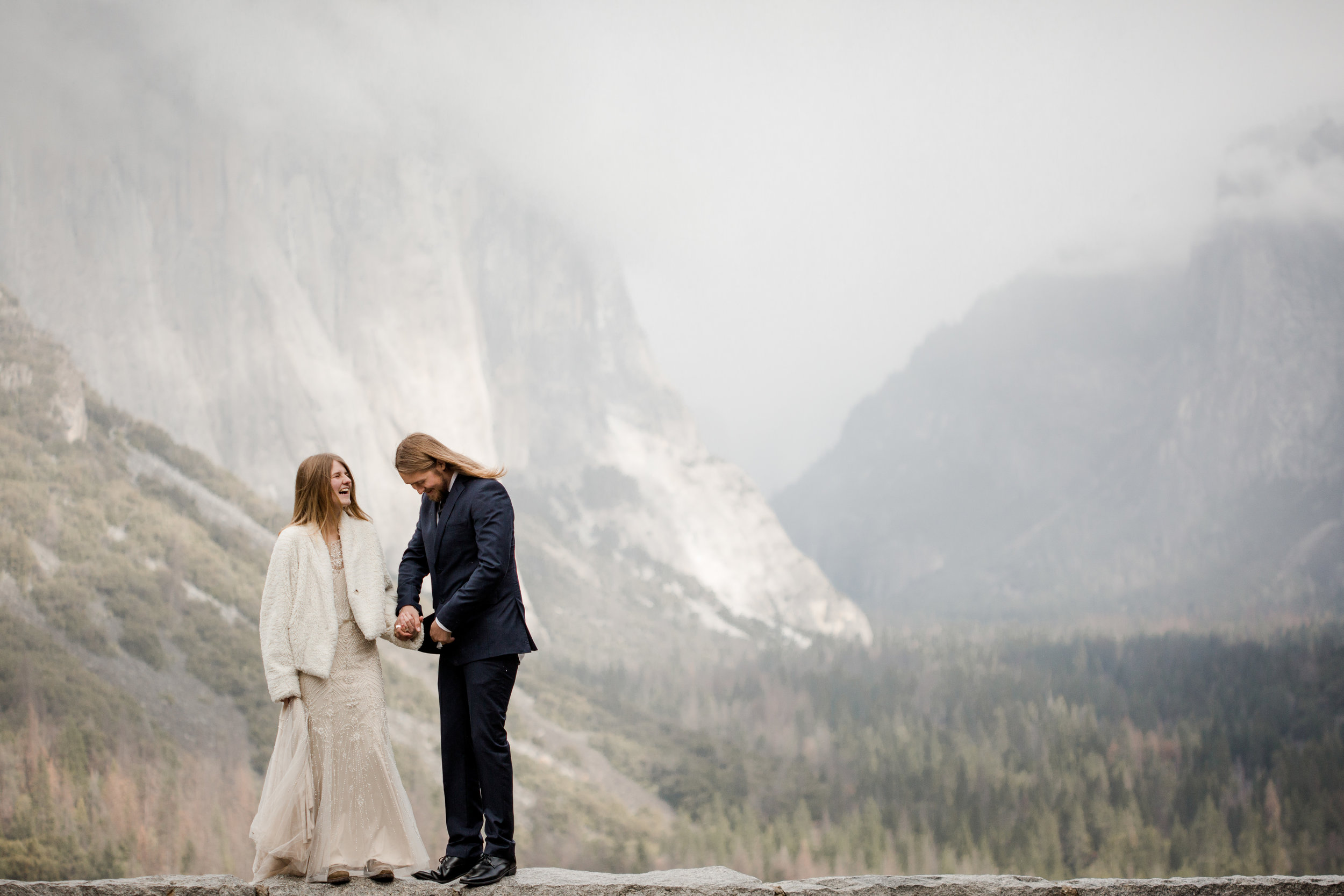 nicole-daacke-photography-yousemite-national-park-elopement-photographer-winter-cloud-moody-elope-inspiration-yosemite-valley-tunnel-view-winter-cloud-fog-weather-wedding-photos-3.jpg
