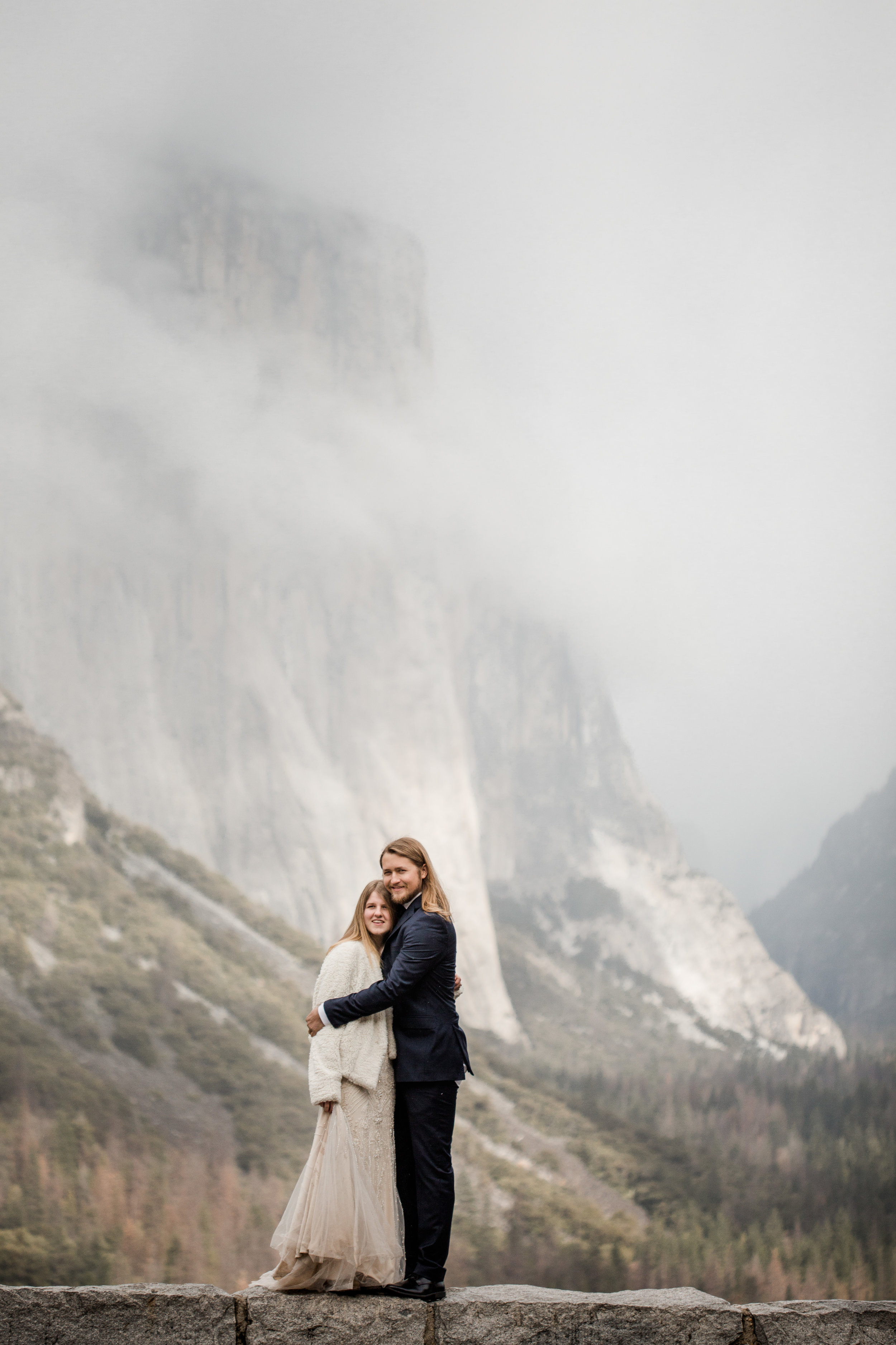 nicole-daacke-photography-yousemite-national-park-elopement-photographer-winter-cloud-moody-elope-inspiration-yosemite-valley-tunnel-view-winter-cloud-fog-weather-wedding-photos-4.jpg
