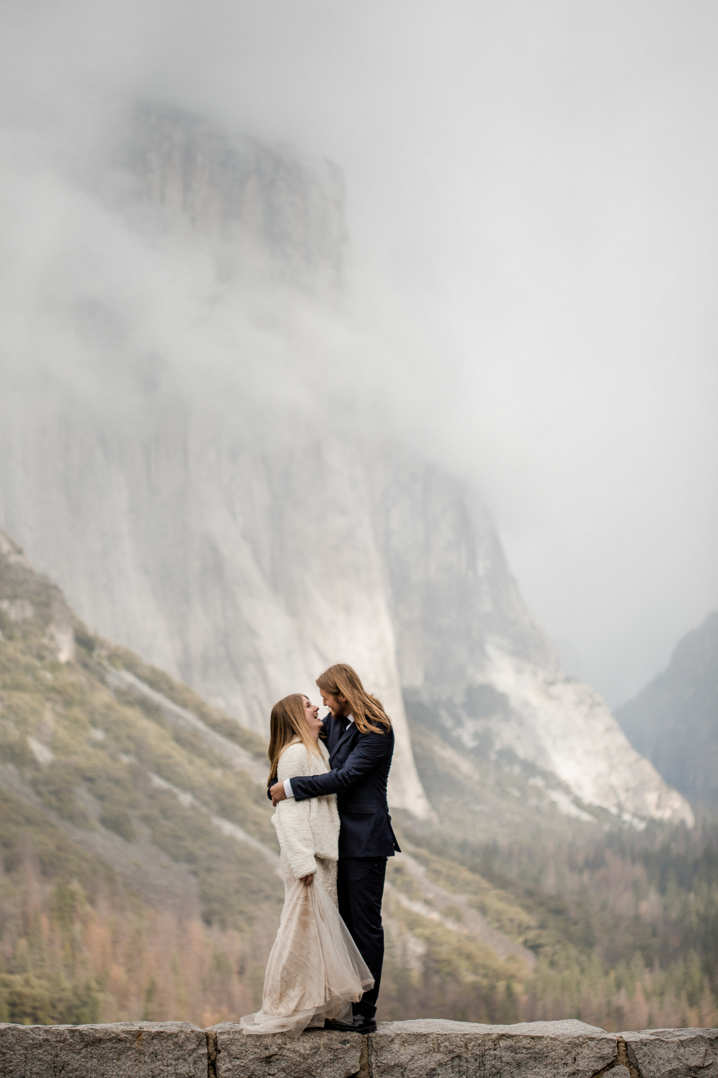 nicole-daacke-photography-yousemite-national-park-elopement-photographer-winter-cloud-moody-elope-inspiration-yosemite-valley-tunnel-view-winter-cloud-fog-weather-wedding-photos-5.jpg