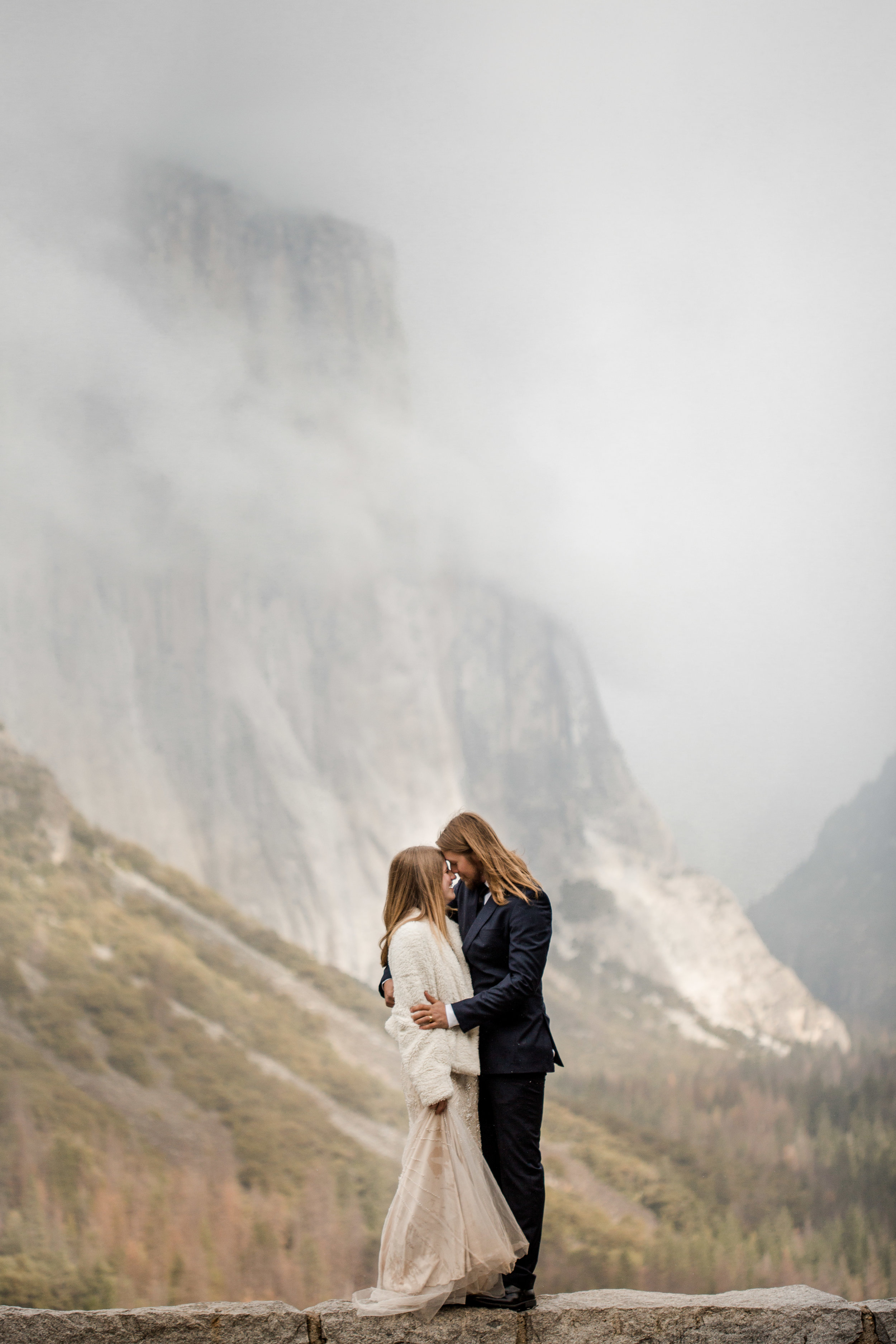 nicole-daacke-photography-yousemite-national-park-elopement-photographer-winter-cloud-moody-elope-inspiration-yosemite-valley-tunnel-view-winter-cloud-fog-weather-wedding-photos-6.jpg
