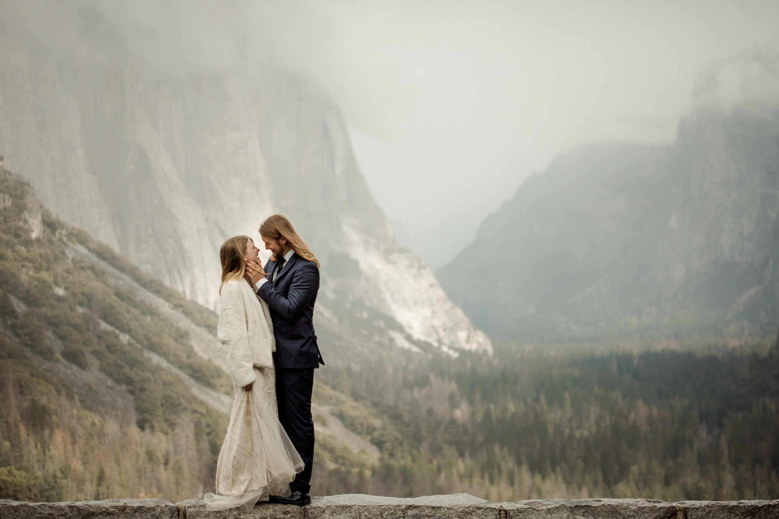 nicole-daacke-photography-yousemite-national-park-elopement-photographer-winter-cloud-moody-elope-inspiration-yosemite-valley-tunnel-view-winter-cloud-fog-weather-wedding-photos-7.jpg