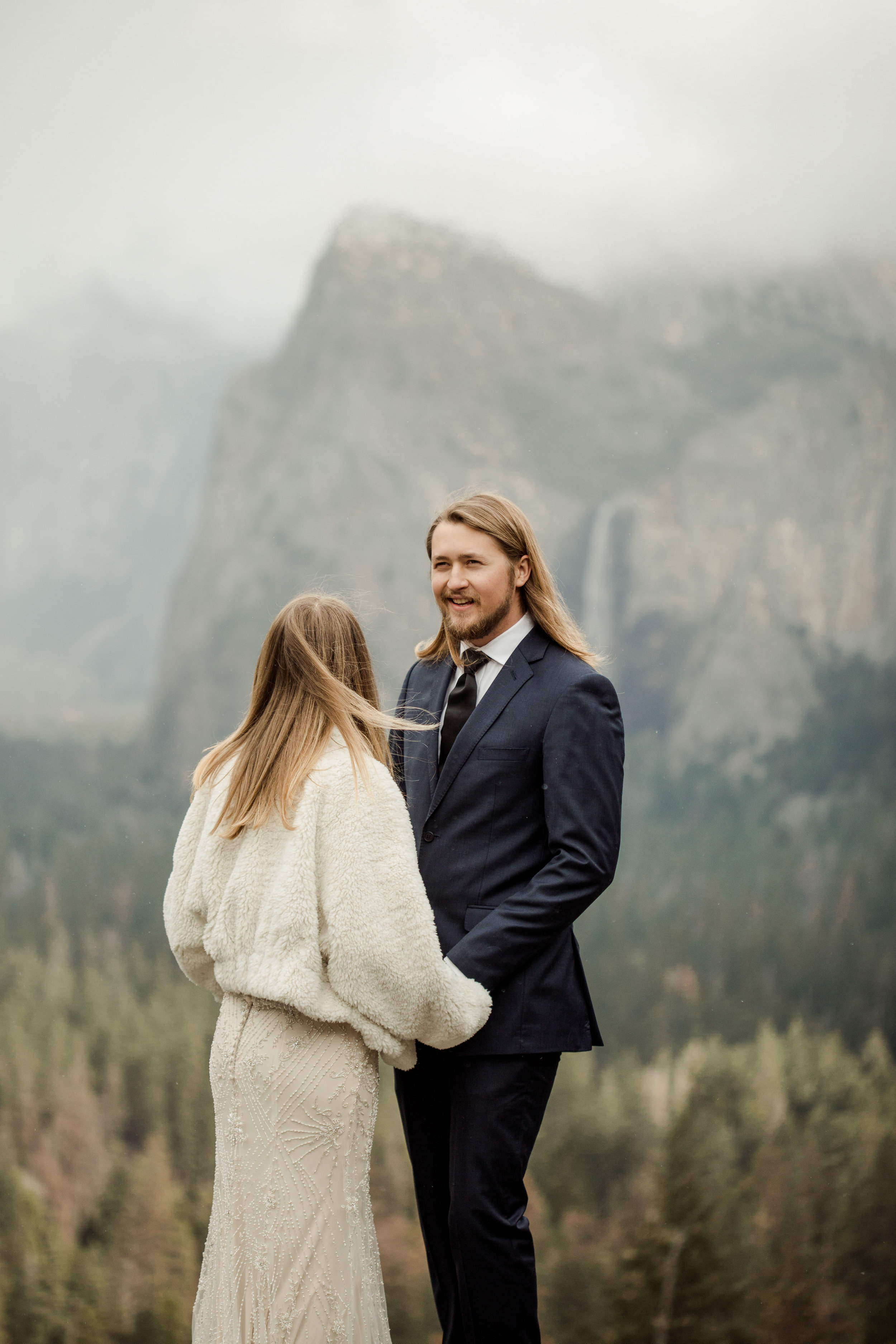 nicole-daacke-photography-yousemite-national-park-elopement-photographer-winter-cloud-moody-elope-inspiration-yosemite-valley-tunnel-view-winter-cloud-fog-weather-wedding-photos-8.jpg