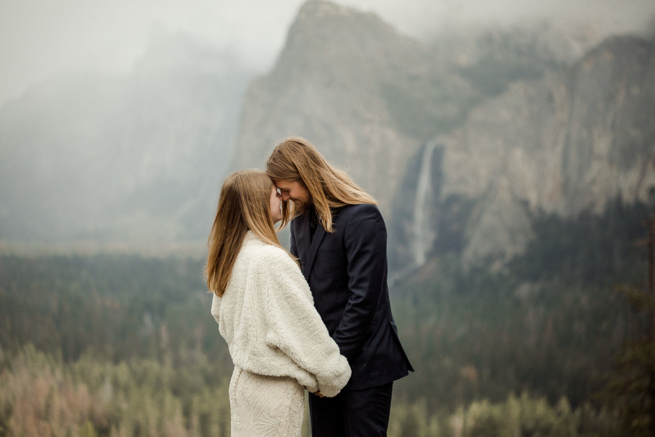 nicole-daacke-photography-yousemite-national-park-elopement-photographer-winter-cloud-moody-elope-inspiration-yosemite-valley-tunnel-view-winter-cloud-fog-weather-wedding-photos-9.jpg