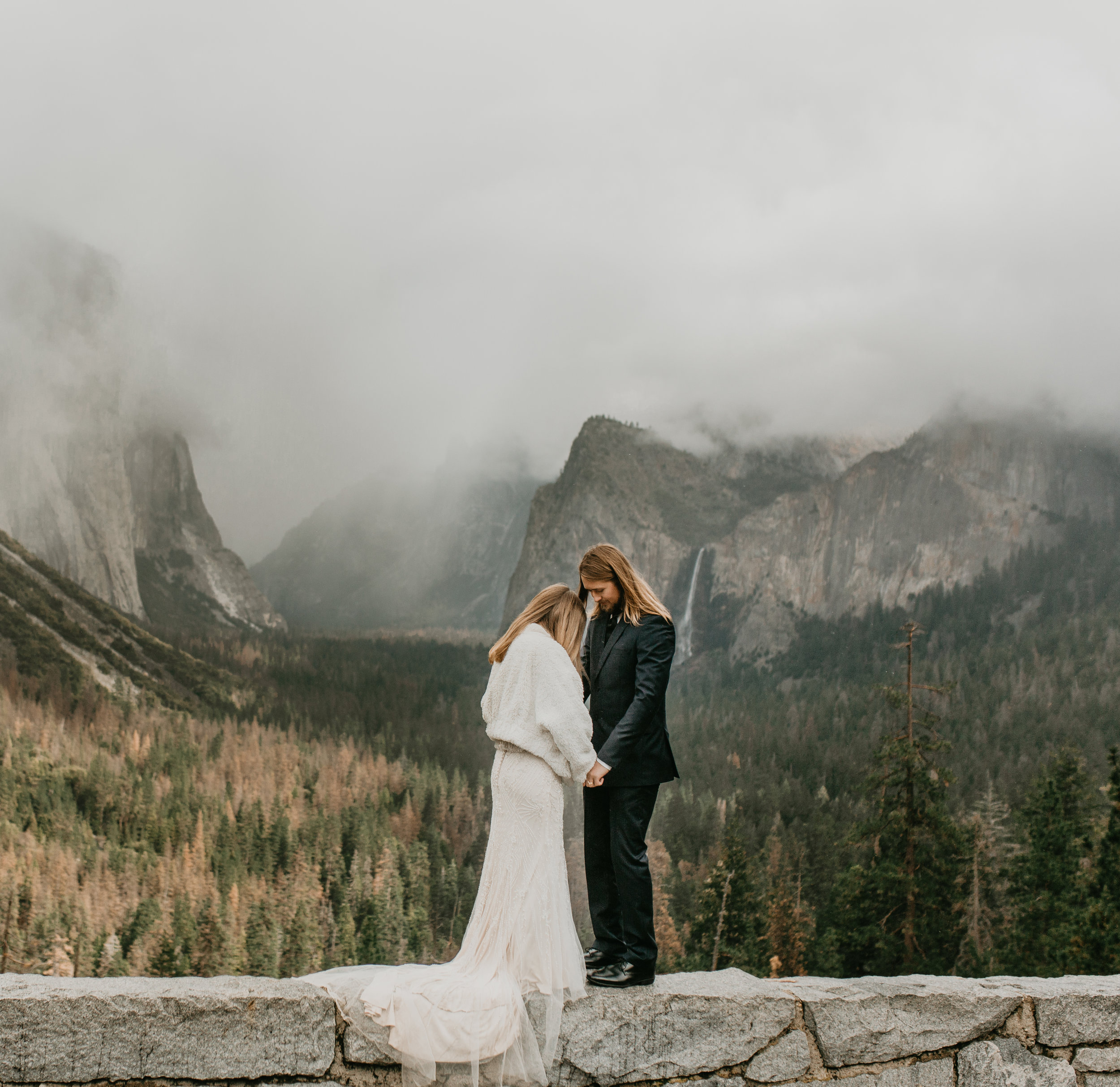 nicole-daacke-photography-yousemite-national-park-elopement-photographer-winter-cloud-moody-elope-inspiration-yosemite-valley-tunnel-view-winter-cloud-fog-weather-wedding-photos-10.jpg