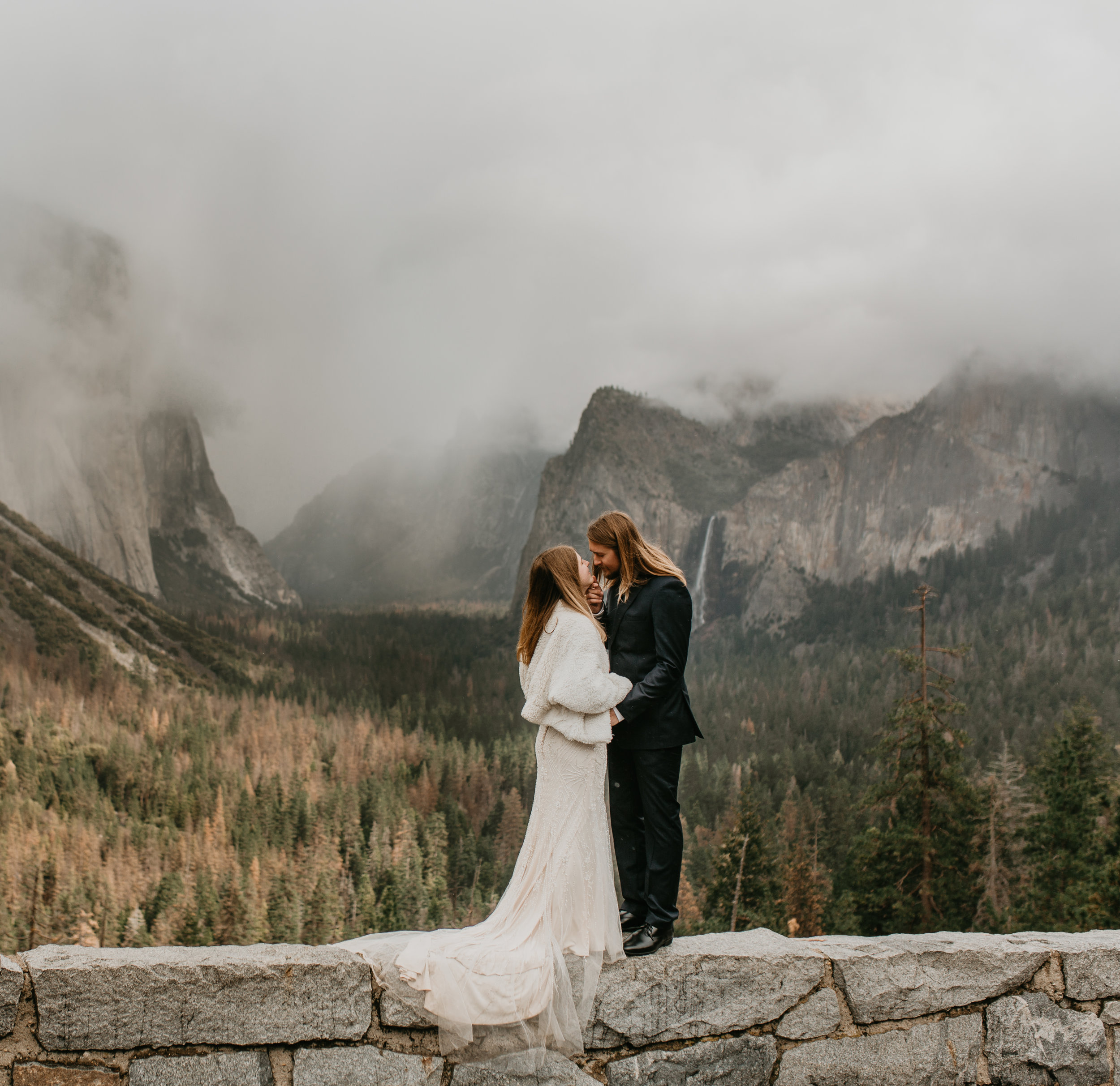 nicole-daacke-photography-yousemite-national-park-elopement-photographer-winter-cloud-moody-elope-inspiration-yosemite-valley-tunnel-view-winter-cloud-fog-weather-wedding-photos-11.jpg