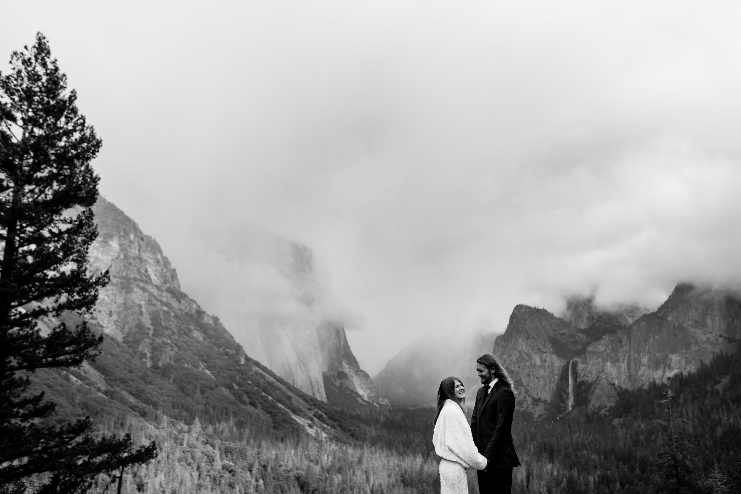 nicole-daacke-photography-yousemite-national-park-elopement-photographer-winter-cloud-moody-elope-inspiration-yosemite-valley-tunnel-view-winter-cloud-fog-weather-wedding-photos-12.jpg