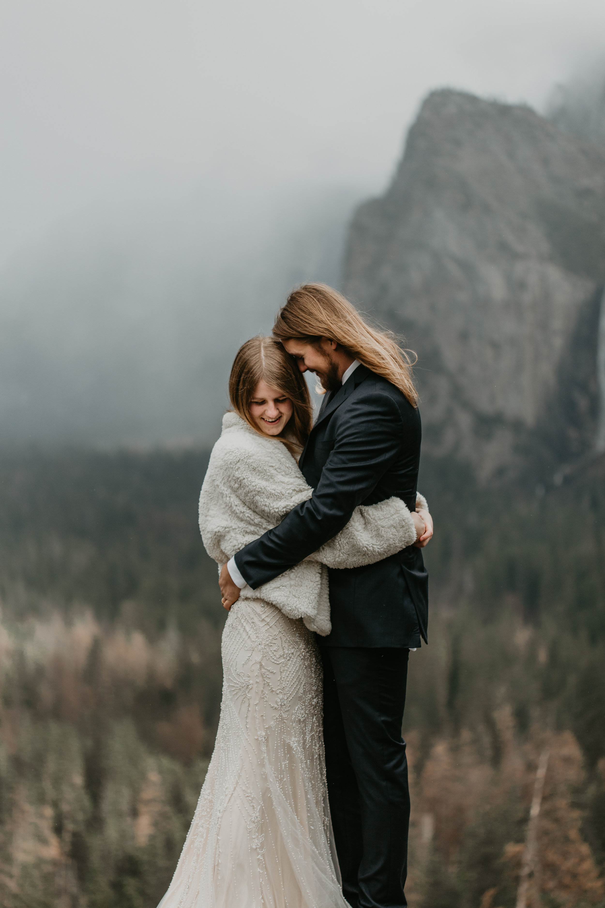 nicole-daacke-photography-yousemite-national-park-elopement-photographer-winter-cloud-moody-elope-inspiration-yosemite-valley-tunnel-view-winter-cloud-fog-weather-wedding-photos-14.jpg