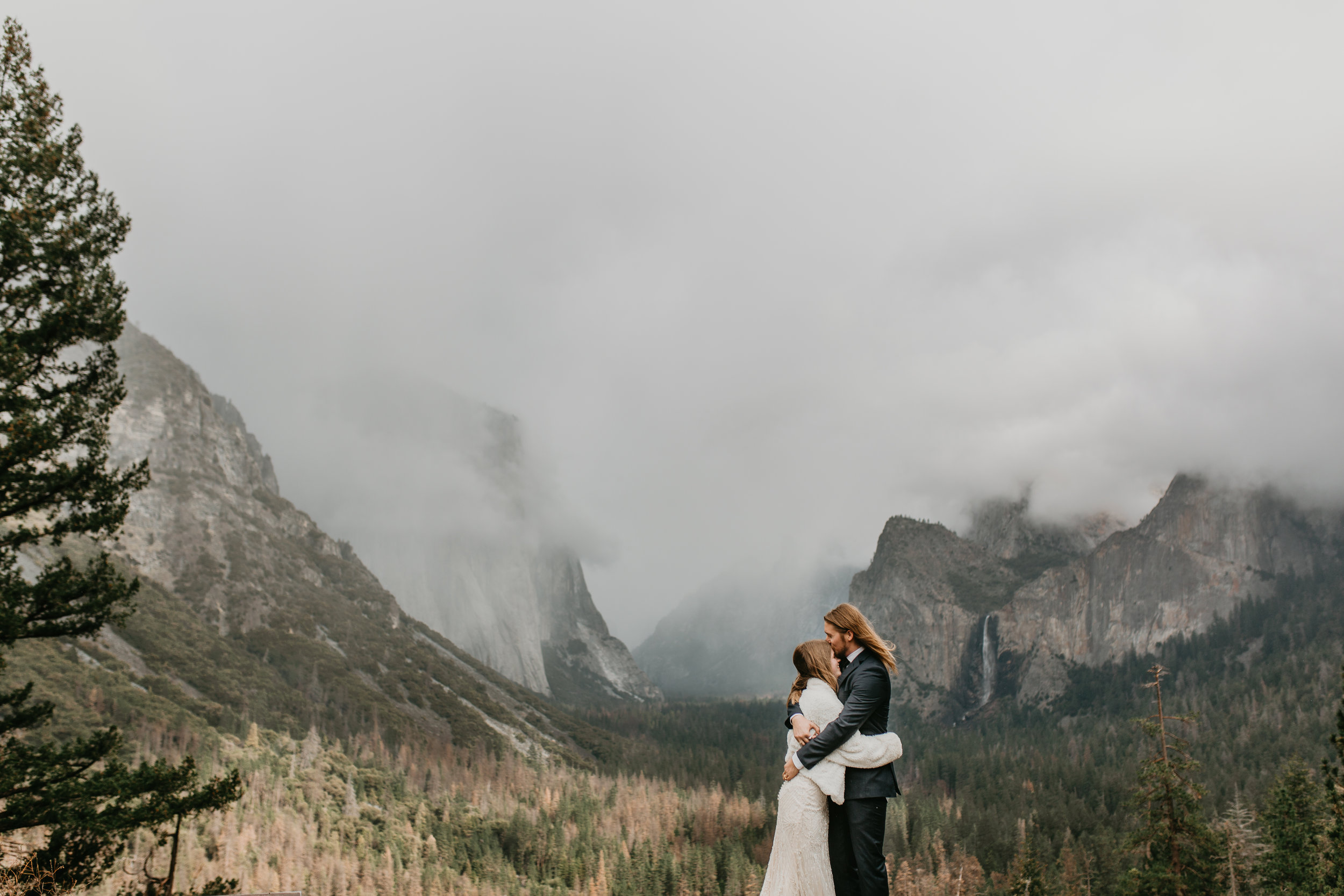 nicole-daacke-photography-yousemite-national-park-elopement-photographer-winter-cloud-moody-elope-inspiration-yosemite-valley-tunnel-view-winter-cloud-fog-weather-wedding-photos-13.jpg