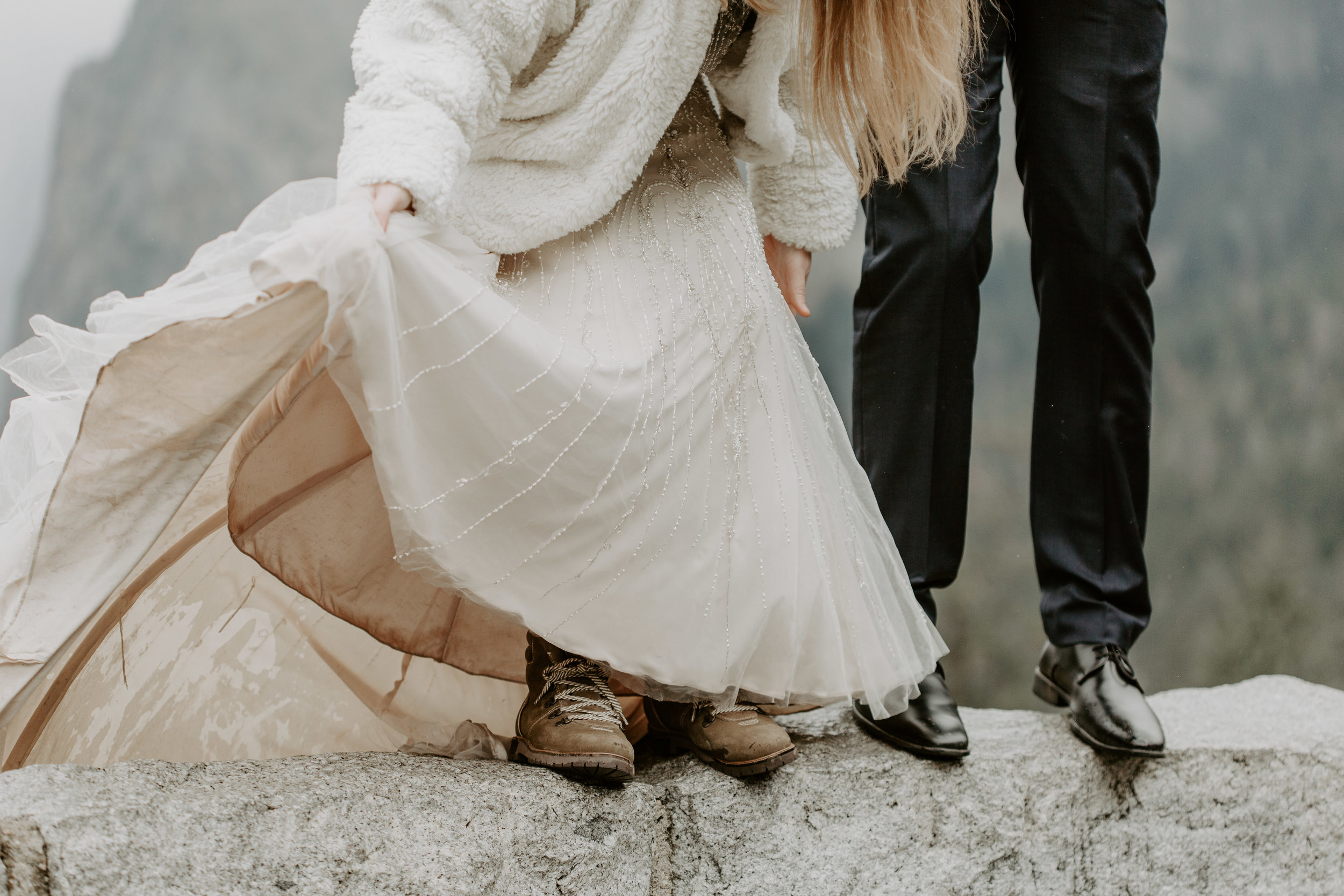nicole-daacke-photography-yousemite-national-park-elopement-photographer-winter-cloud-moody-elope-inspiration-yosemite-valley-tunnel-view-winter-cloud-fog-weather-wedding-photos-15.jpg