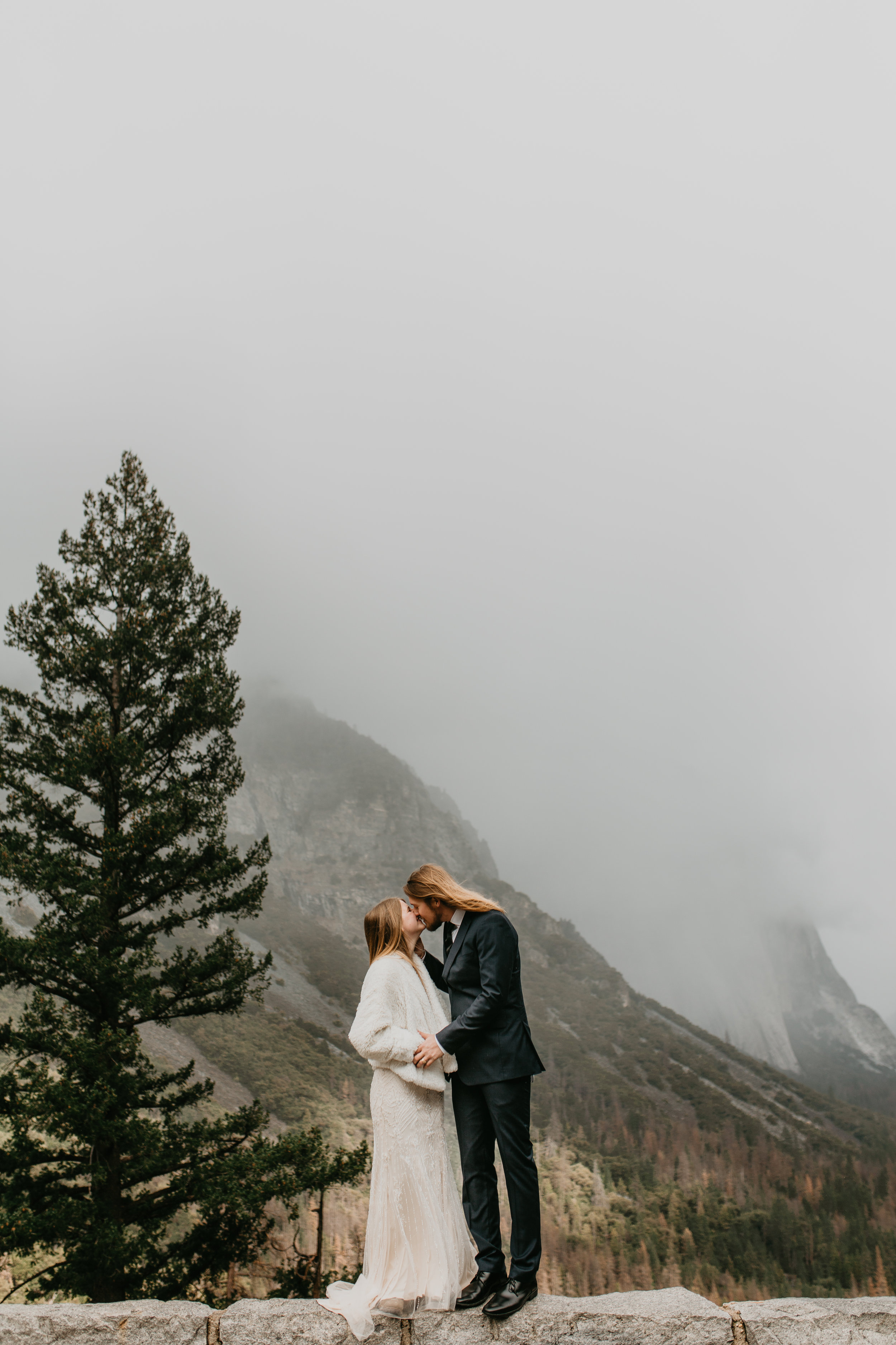 nicole-daacke-photography-yousemite-national-park-elopement-photographer-winter-cloud-moody-elope-inspiration-yosemite-valley-tunnel-view-winter-cloud-fog-weather-wedding-photos-17.jpg