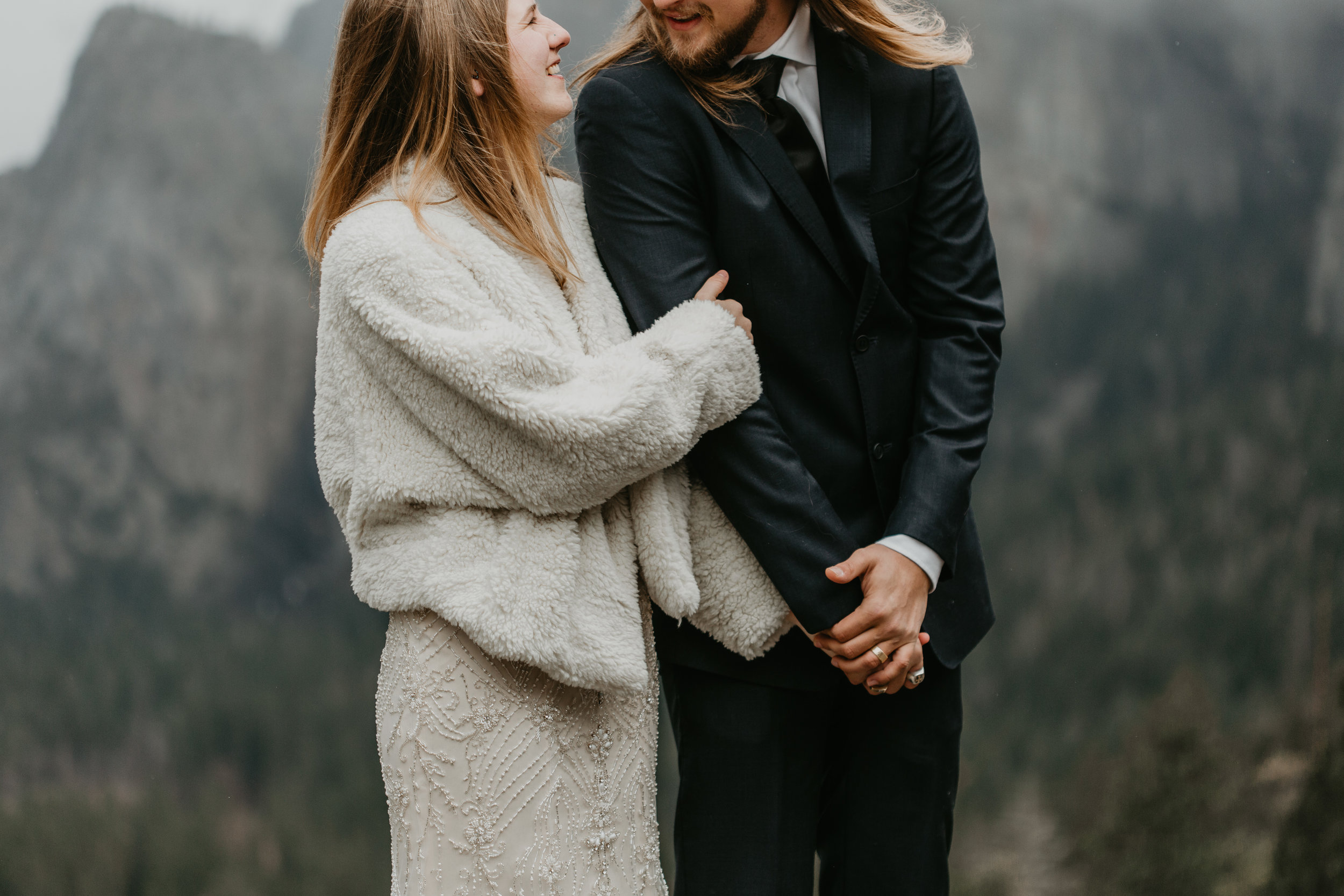 nicole-daacke-photography-yousemite-national-park-elopement-photographer-winter-cloud-moody-elope-inspiration-yosemite-valley-tunnel-view-winter-cloud-fog-weather-wedding-photos-16.jpg