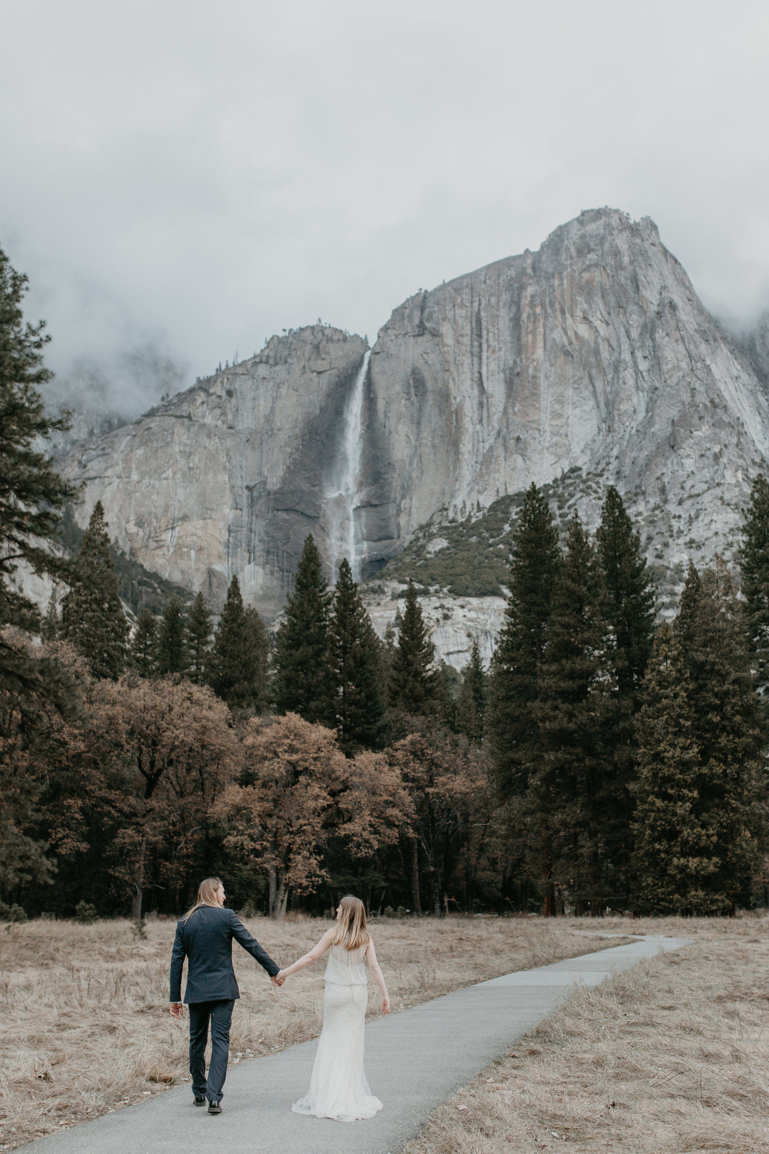 nicole-daacke-photography-yousemite-national-park-elopement-photographer-winter-cloud-moody-elope-inspiration-yosemite-valley-tunnel-view-winter-cloud-fog-weather-wedding-photos-20.jpg