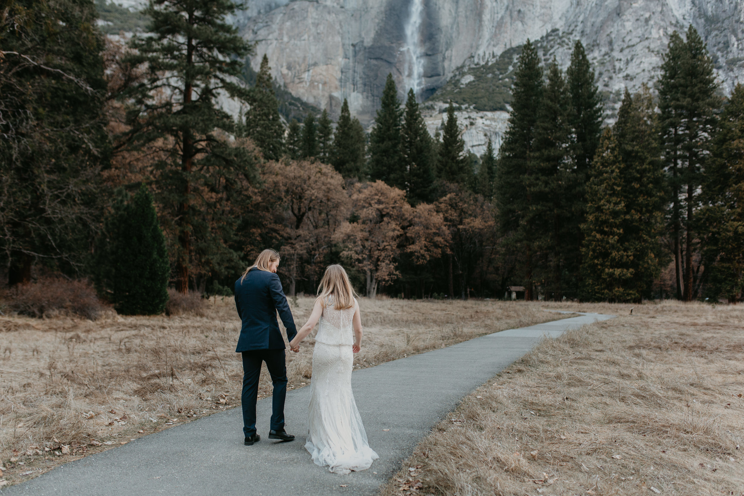 nicole-daacke-photography-yousemite-national-park-elopement-photographer-winter-cloud-moody-elope-inspiration-yosemite-valley-tunnel-view-winter-cloud-fog-weather-wedding-photos-19.jpg