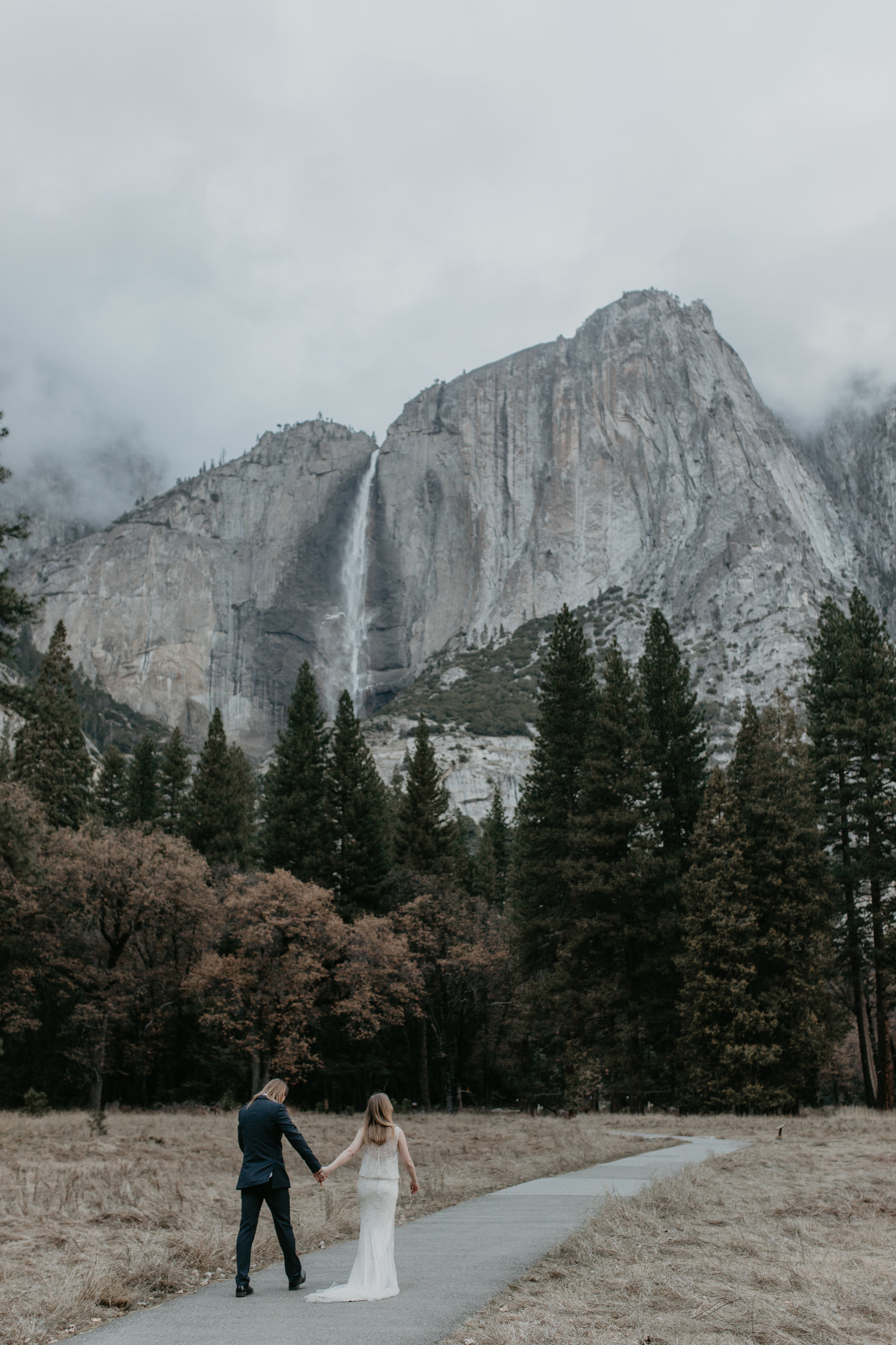 nicole-daacke-photography-yousemite-national-park-elopement-photographer-winter-cloud-moody-elope-inspiration-yosemite-valley-tunnel-view-winter-cloud-fog-weather-wedding-photos-21.jpg