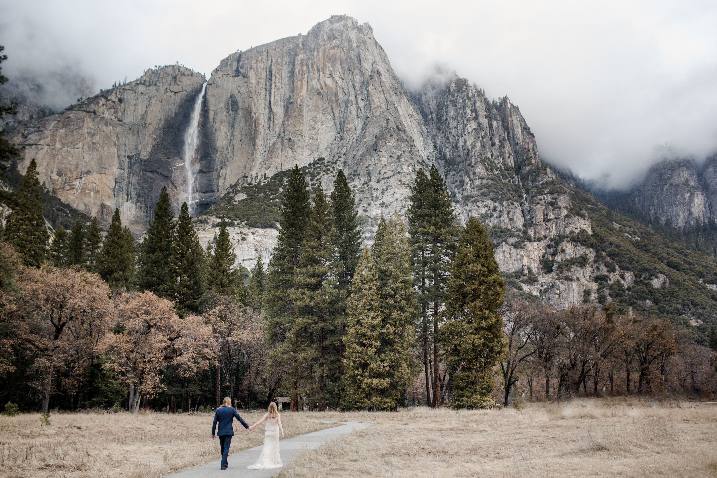 nicole-daacke-photography-yousemite-national-park-elopement-photographer-winter-cloud-moody-elope-inspiration-yosemite-valley-tunnel-view-winter-cloud-fog-weather-wedding-photos-22.jpg