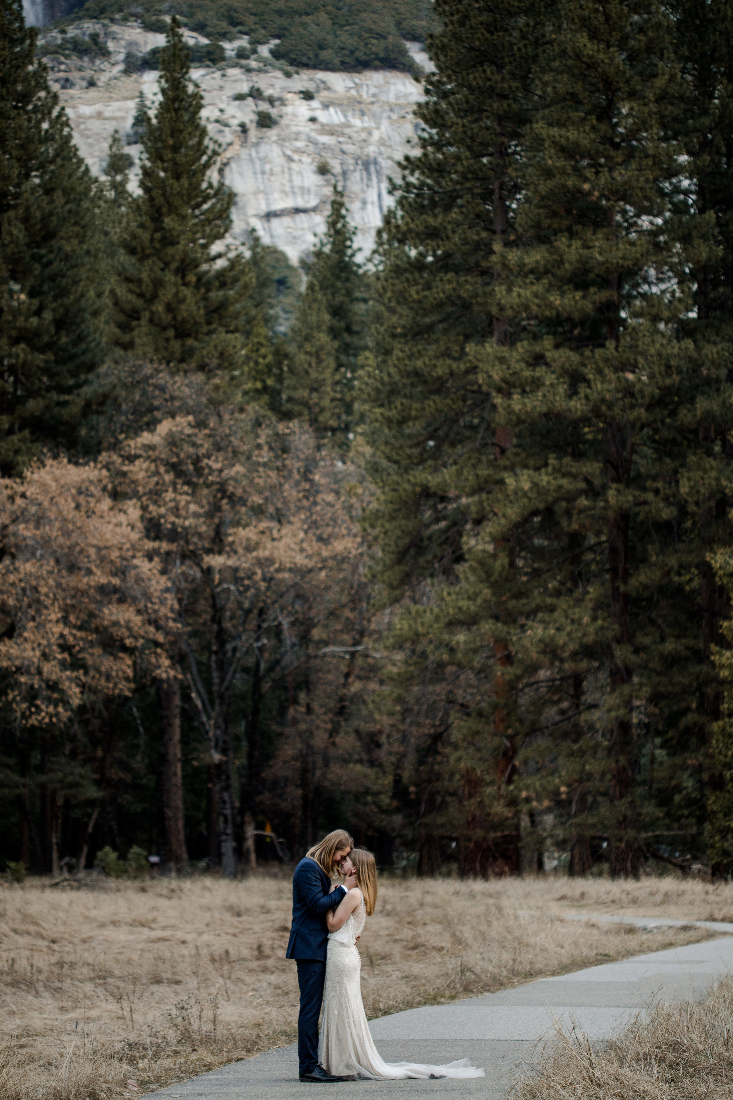 nicole-daacke-photography-yousemite-national-park-elopement-photographer-winter-cloud-moody-elope-inspiration-yosemite-valley-tunnel-view-winter-cloud-fog-weather-wedding-photos-24.jpg