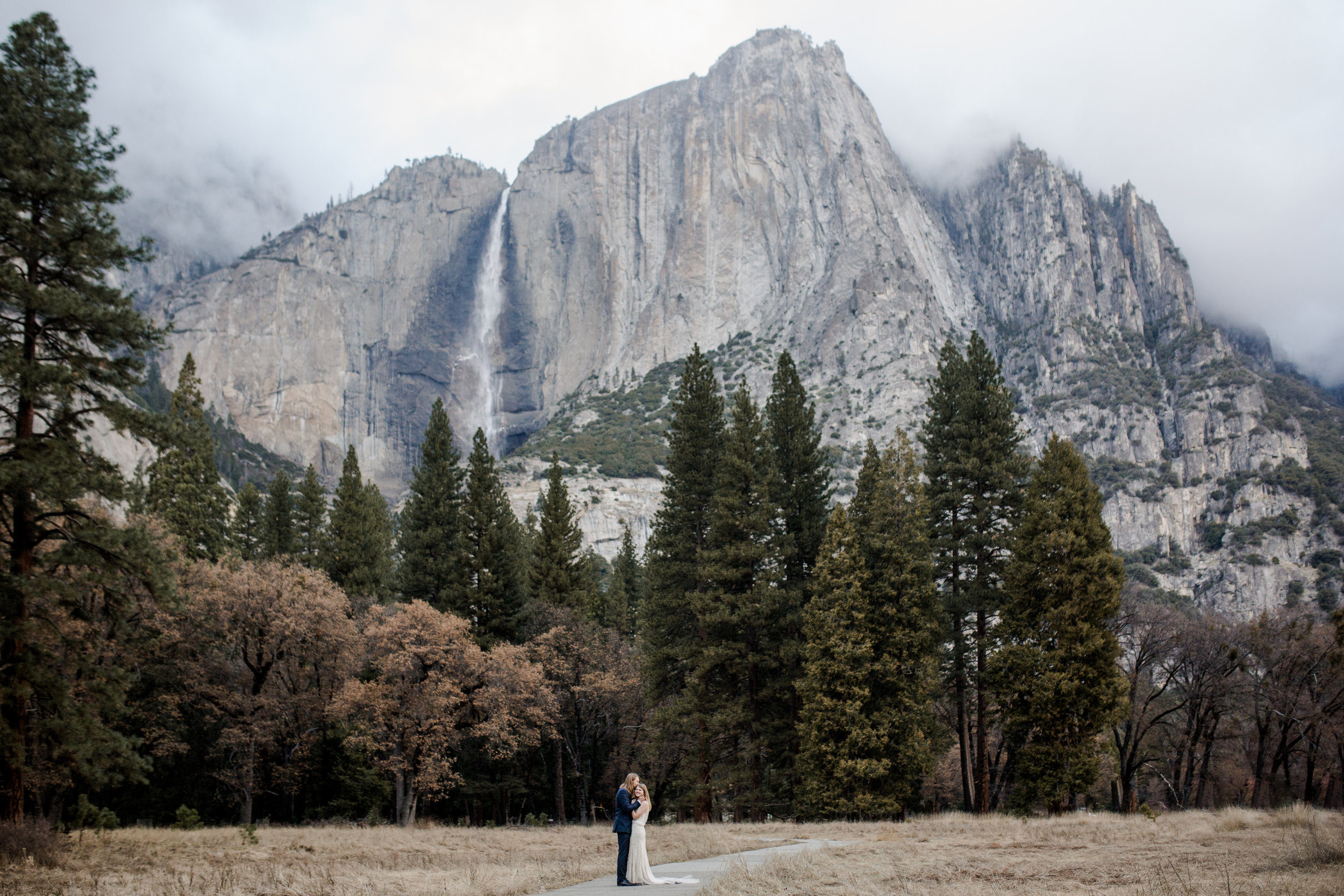 nicole-daacke-photography-yousemite-national-park-elopement-photographer-winter-cloud-moody-elope-inspiration-yosemite-valley-tunnel-view-winter-cloud-fog-weather-wedding-photos-23.jpg