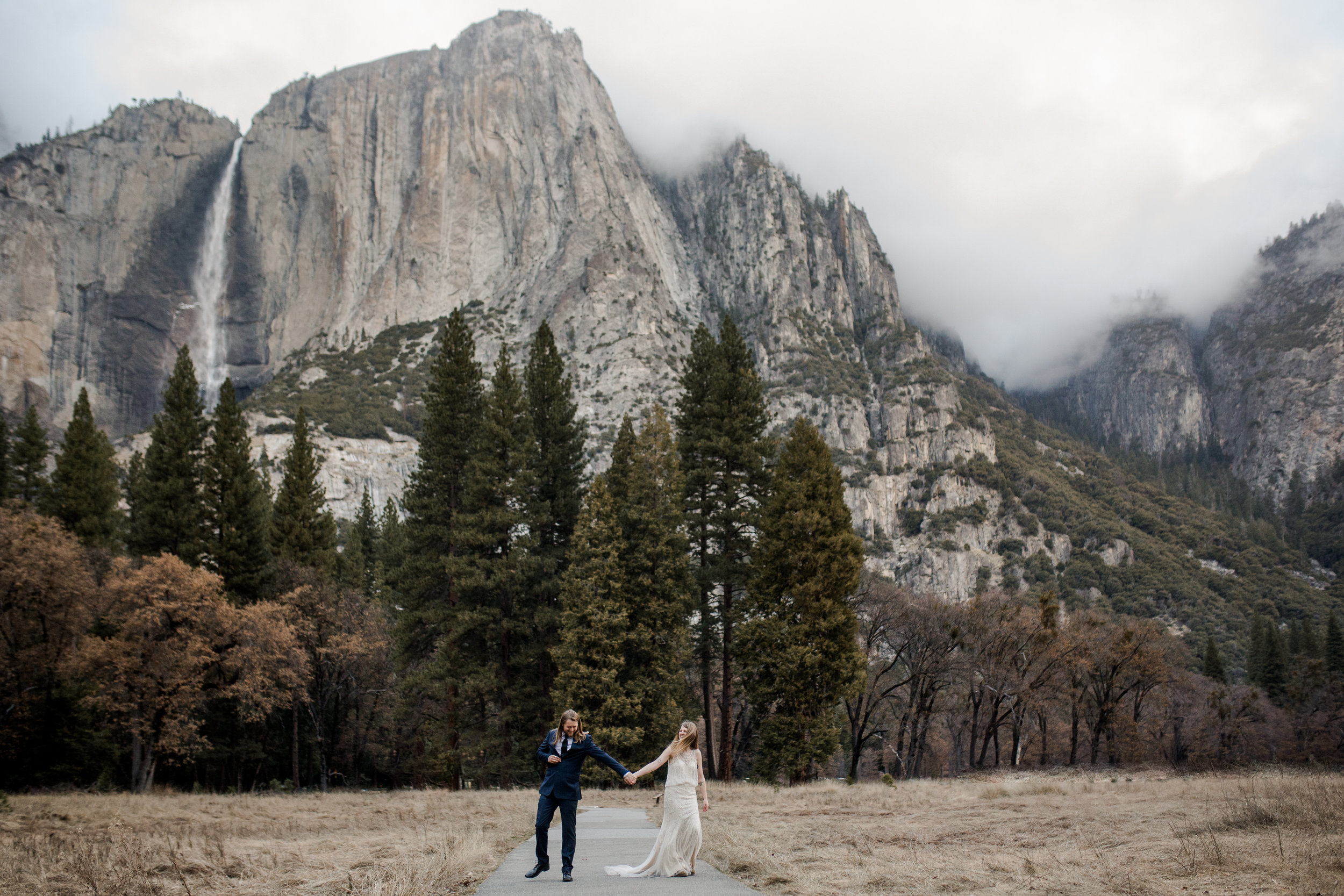nicole-daacke-photography-yousemite-national-park-elopement-photographer-winter-cloud-moody-elope-inspiration-yosemite-valley-tunnel-view-winter-cloud-fog-weather-wedding-photos-25.jpg