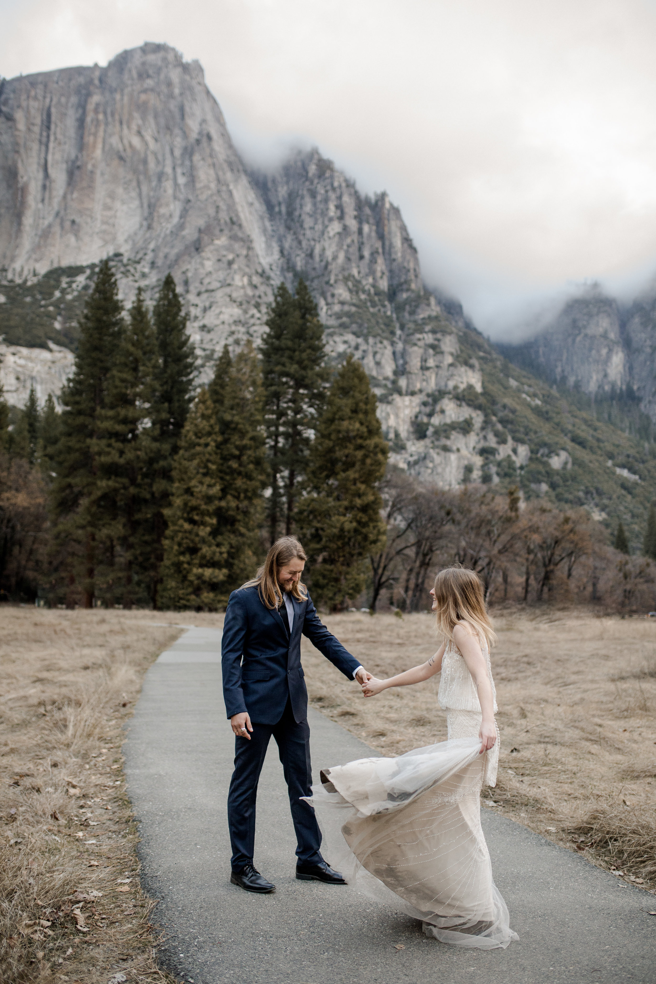 nicole-daacke-photography-yousemite-national-park-elopement-photographer-winter-cloud-moody-elope-inspiration-yosemite-valley-tunnel-view-winter-cloud-fog-weather-wedding-photos-26.jpg