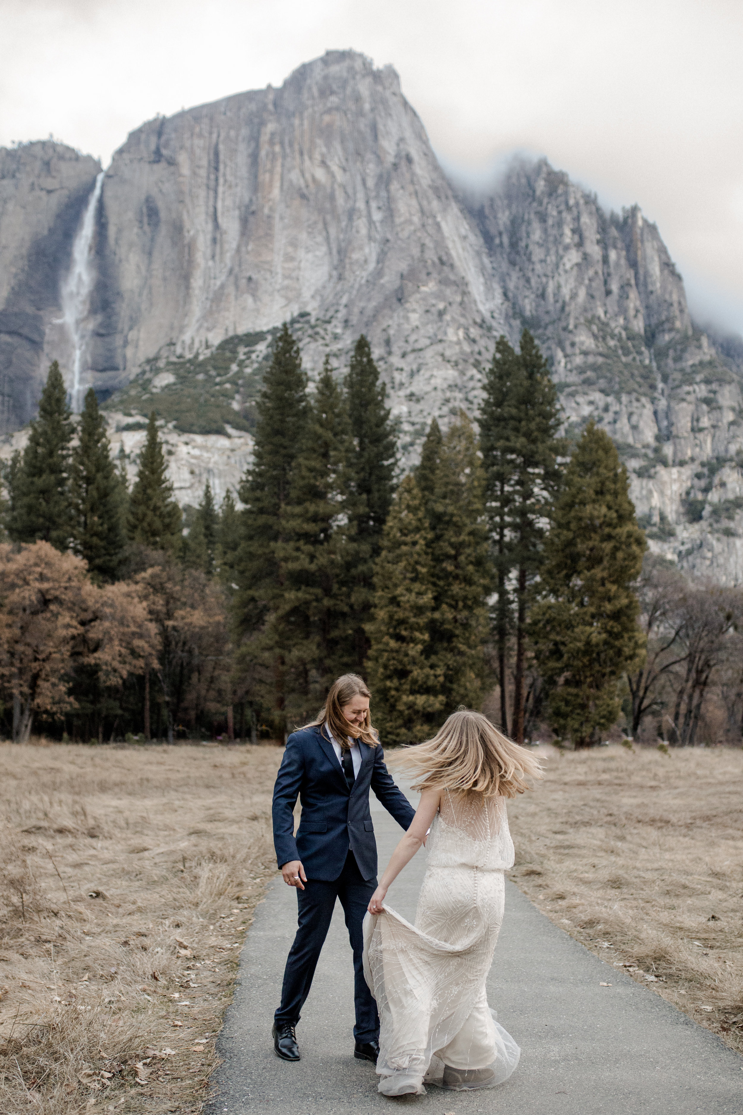 nicole-daacke-photography-yousemite-national-park-elopement-photographer-winter-cloud-moody-elope-inspiration-yosemite-valley-tunnel-view-winter-cloud-fog-weather-wedding-photos-27.jpg