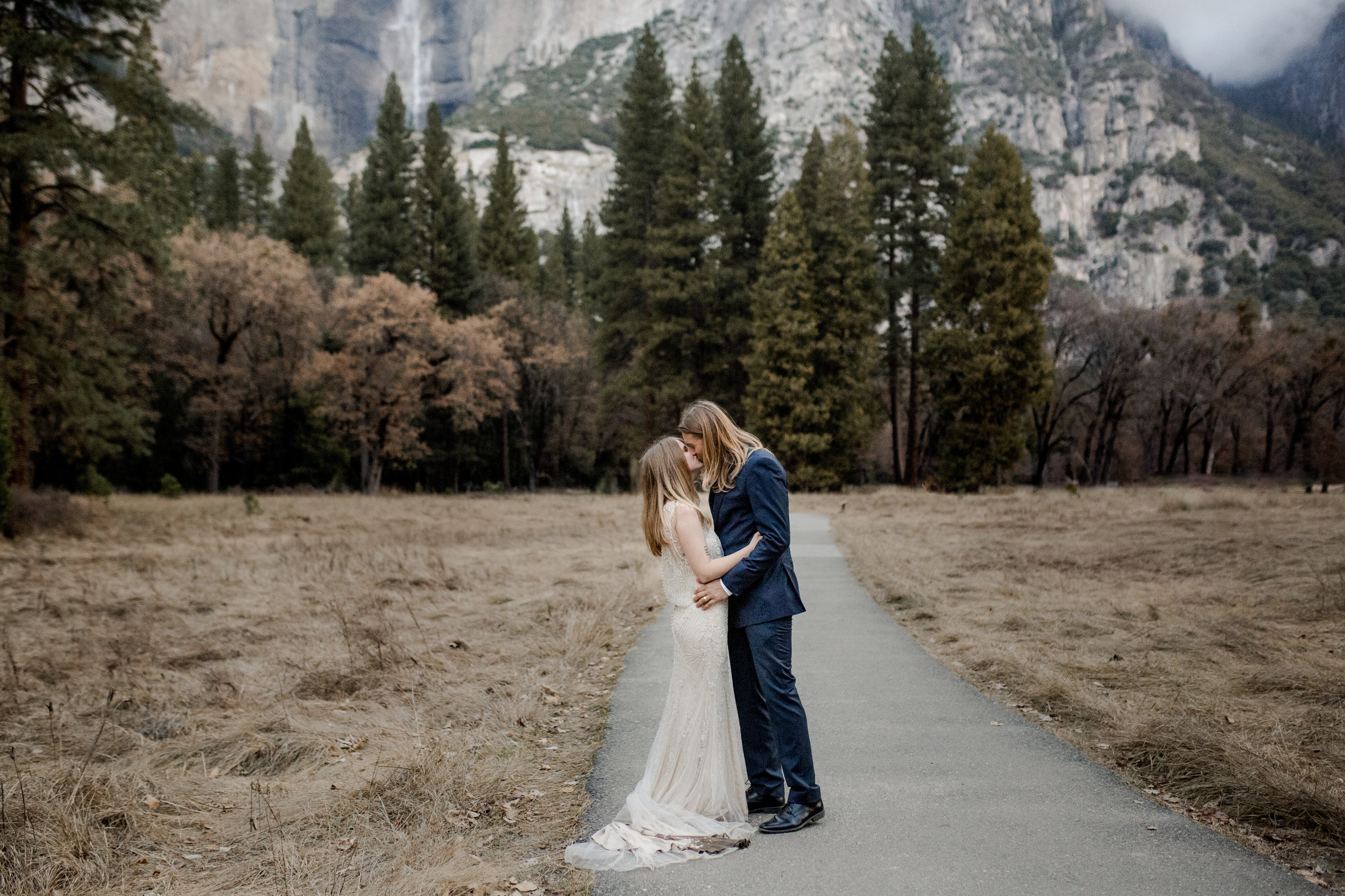 nicole-daacke-photography-yousemite-national-park-elopement-photographer-winter-cloud-moody-elope-inspiration-yosemite-valley-tunnel-view-winter-cloud-fog-weather-wedding-photos-28.jpg