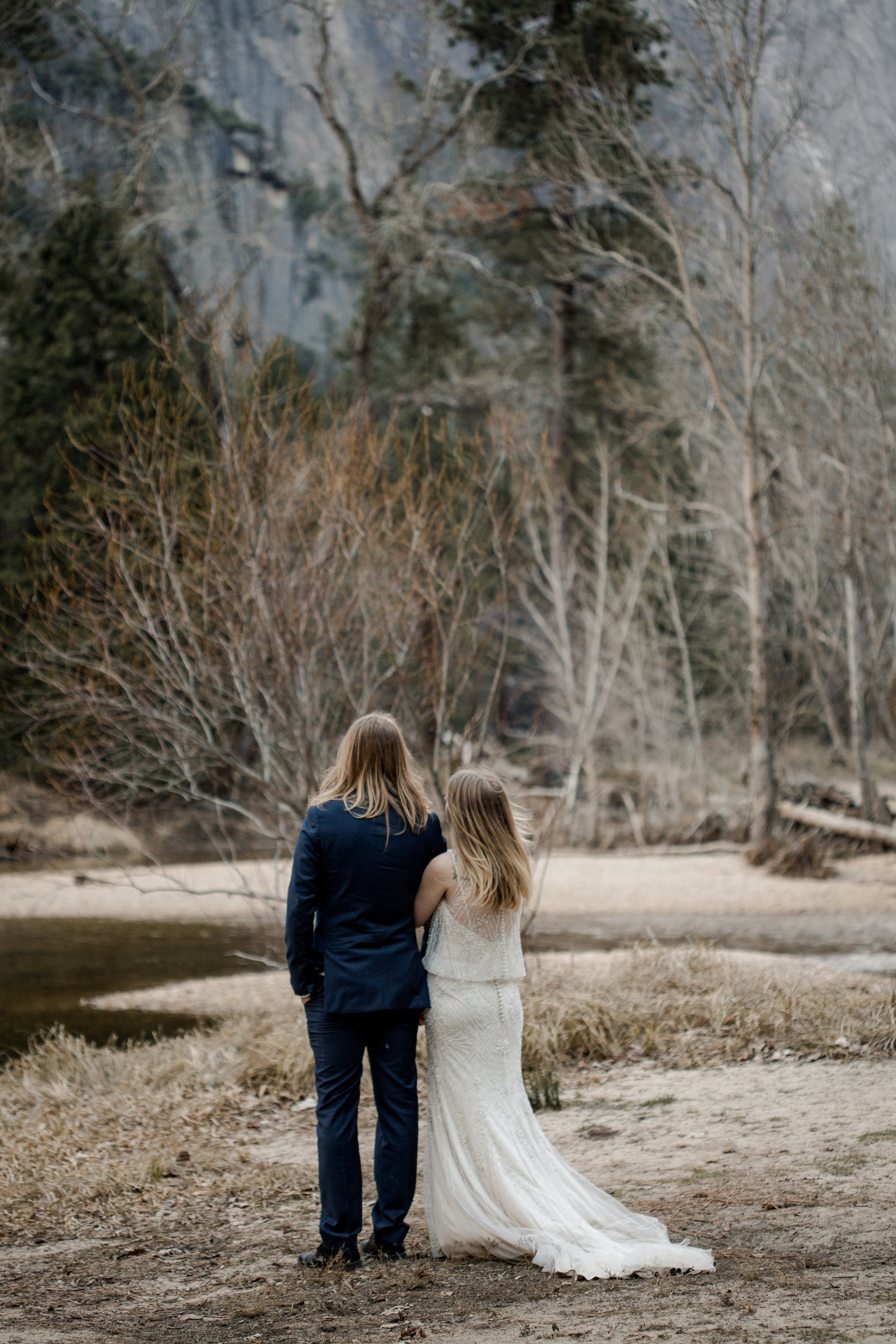 nicole-daacke-photography-yousemite-national-park-elopement-photographer-winter-cloud-moody-elope-inspiration-yosemite-valley-tunnel-view-winter-cloud-fog-weather-wedding-photos-30.jpg