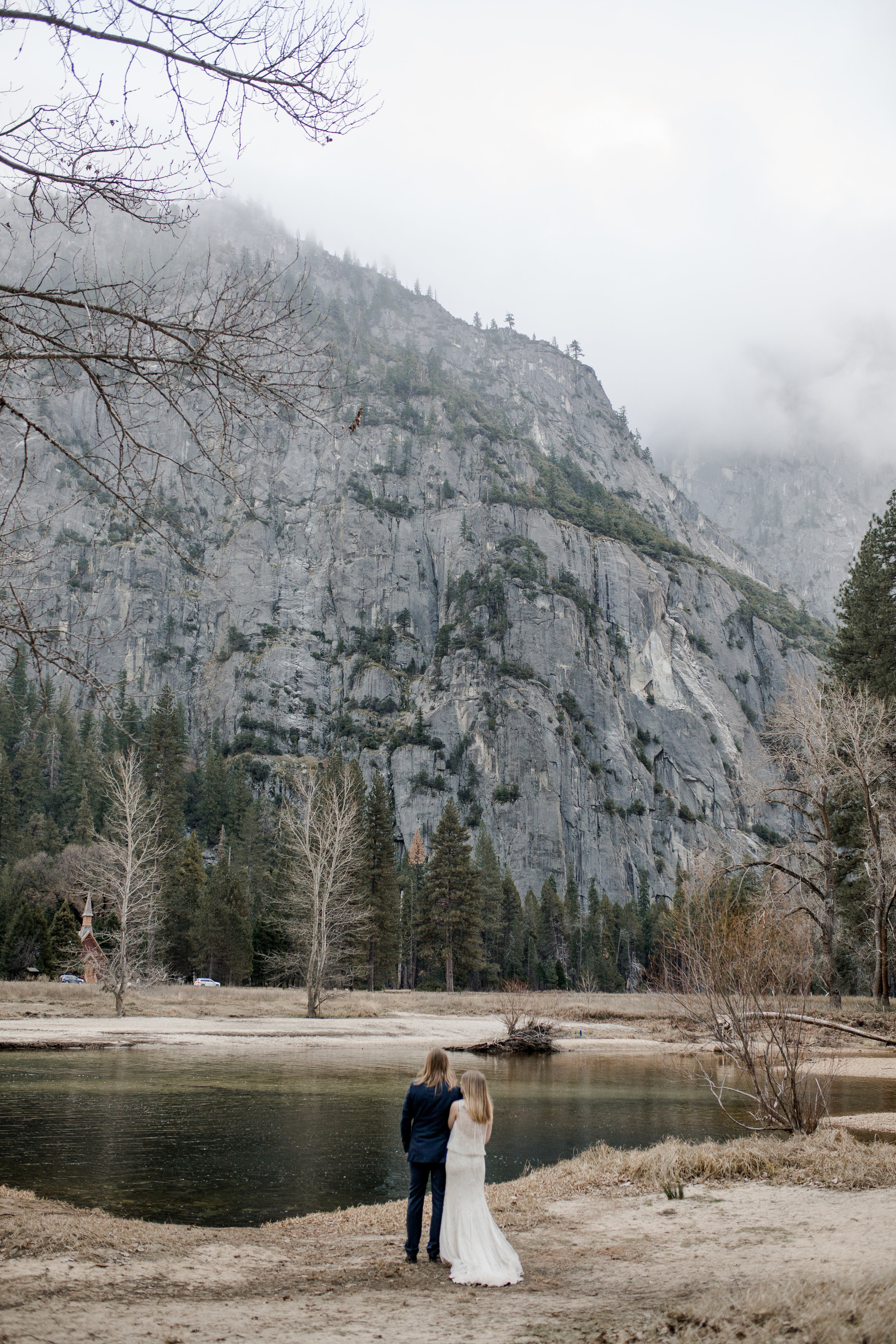 nicole-daacke-photography-yousemite-national-park-elopement-photographer-winter-cloud-moody-elope-inspiration-yosemite-valley-tunnel-view-winter-cloud-fog-weather-wedding-photos-29.jpg