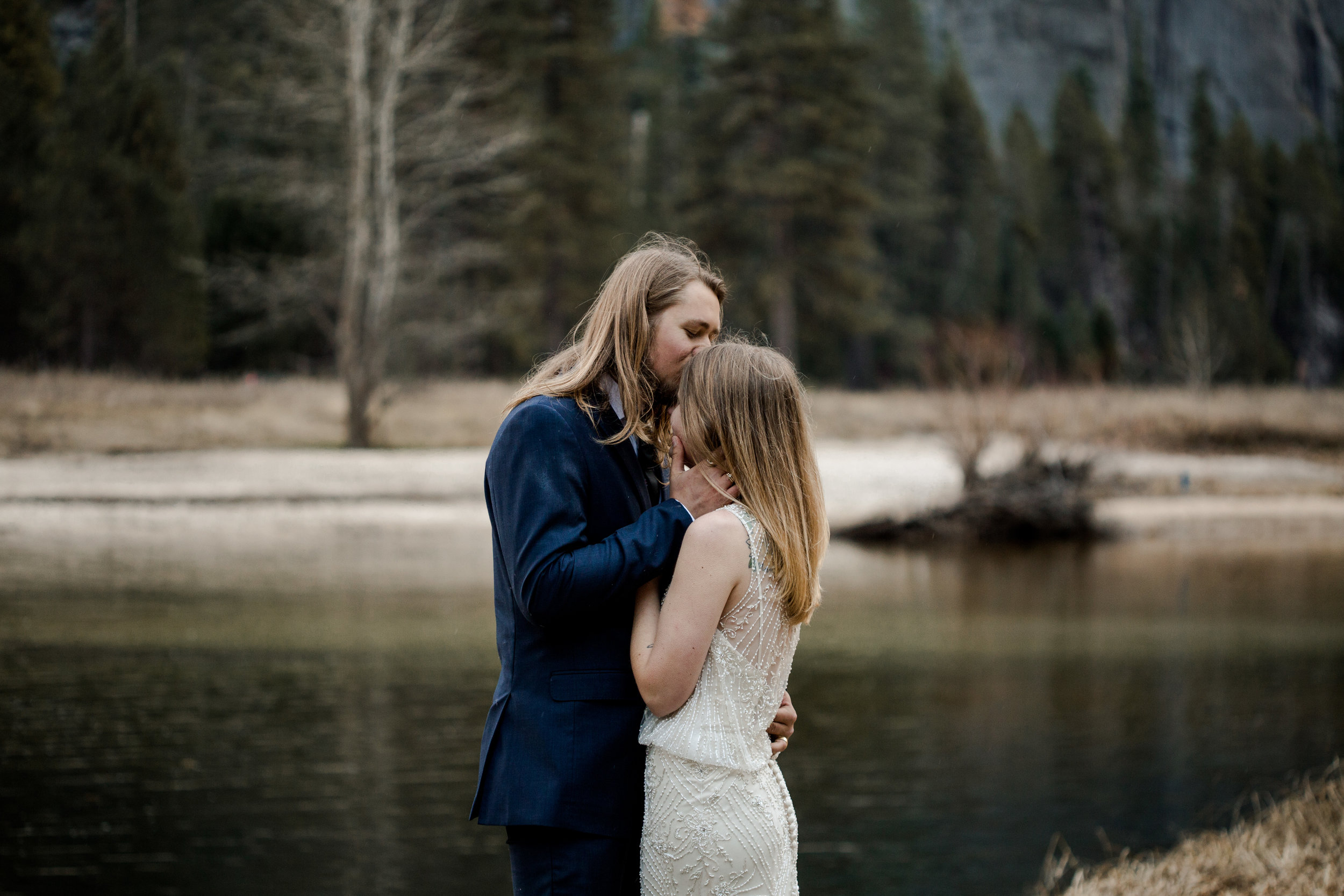 nicole-daacke-photography-yousemite-national-park-elopement-photographer-winter-cloud-moody-elope-inspiration-yosemite-valley-tunnel-view-winter-cloud-fog-weather-wedding-photos-32.jpg