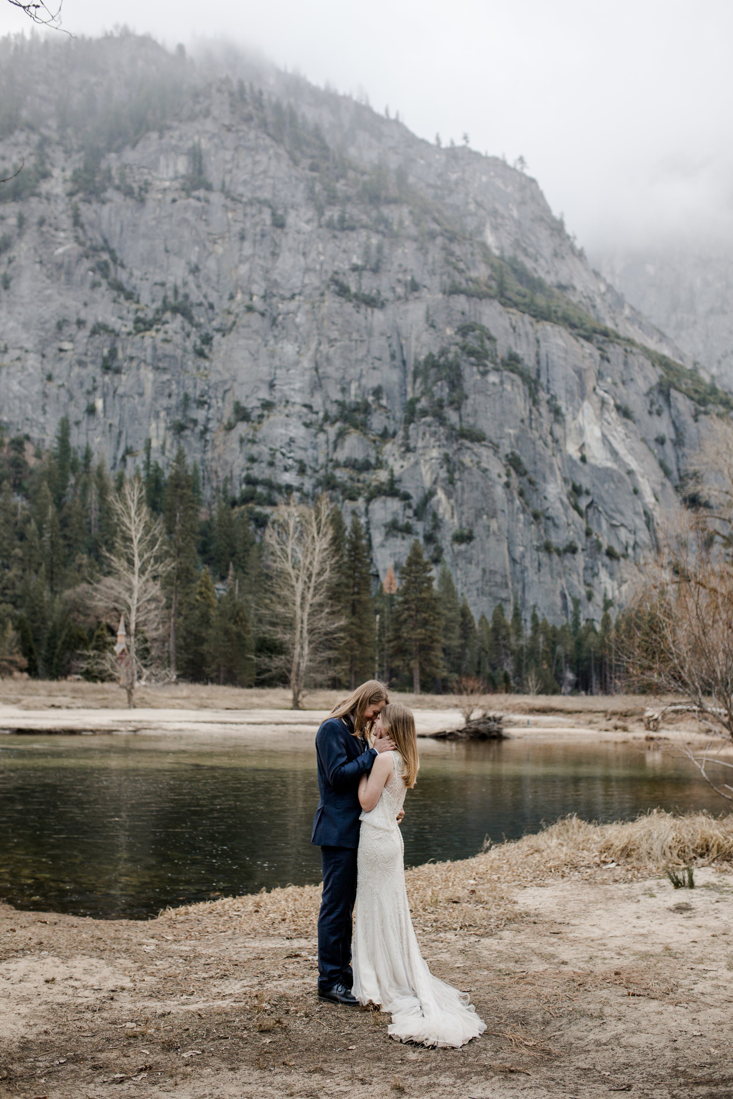 nicole-daacke-photography-yousemite-national-park-elopement-photographer-winter-cloud-moody-elope-inspiration-yosemite-valley-tunnel-view-winter-cloud-fog-weather-wedding-photos-31.jpg