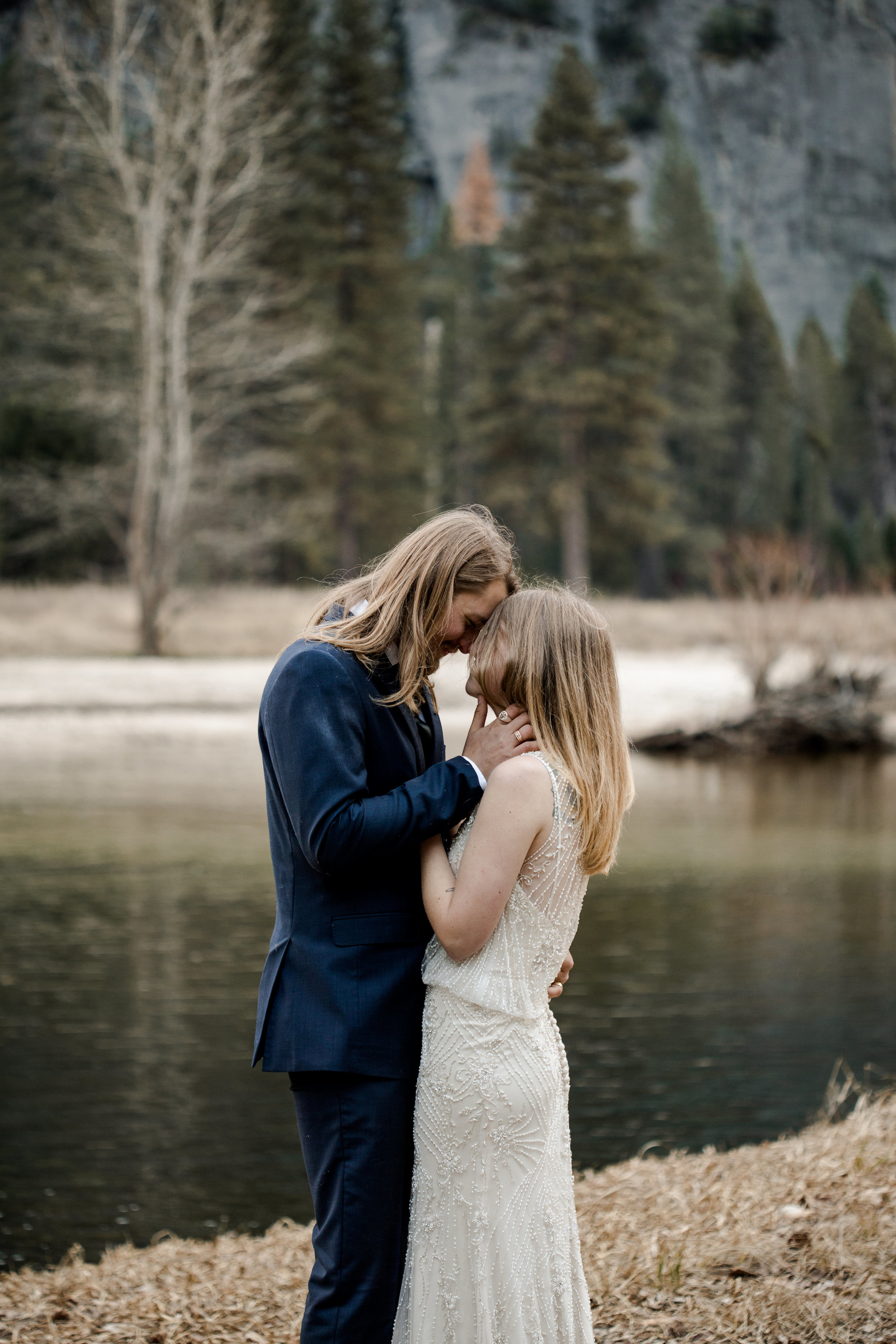 nicole-daacke-photography-yousemite-national-park-elopement-photographer-winter-cloud-moody-elope-inspiration-yosemite-valley-tunnel-view-winter-cloud-fog-weather-wedding-photos-33.jpg