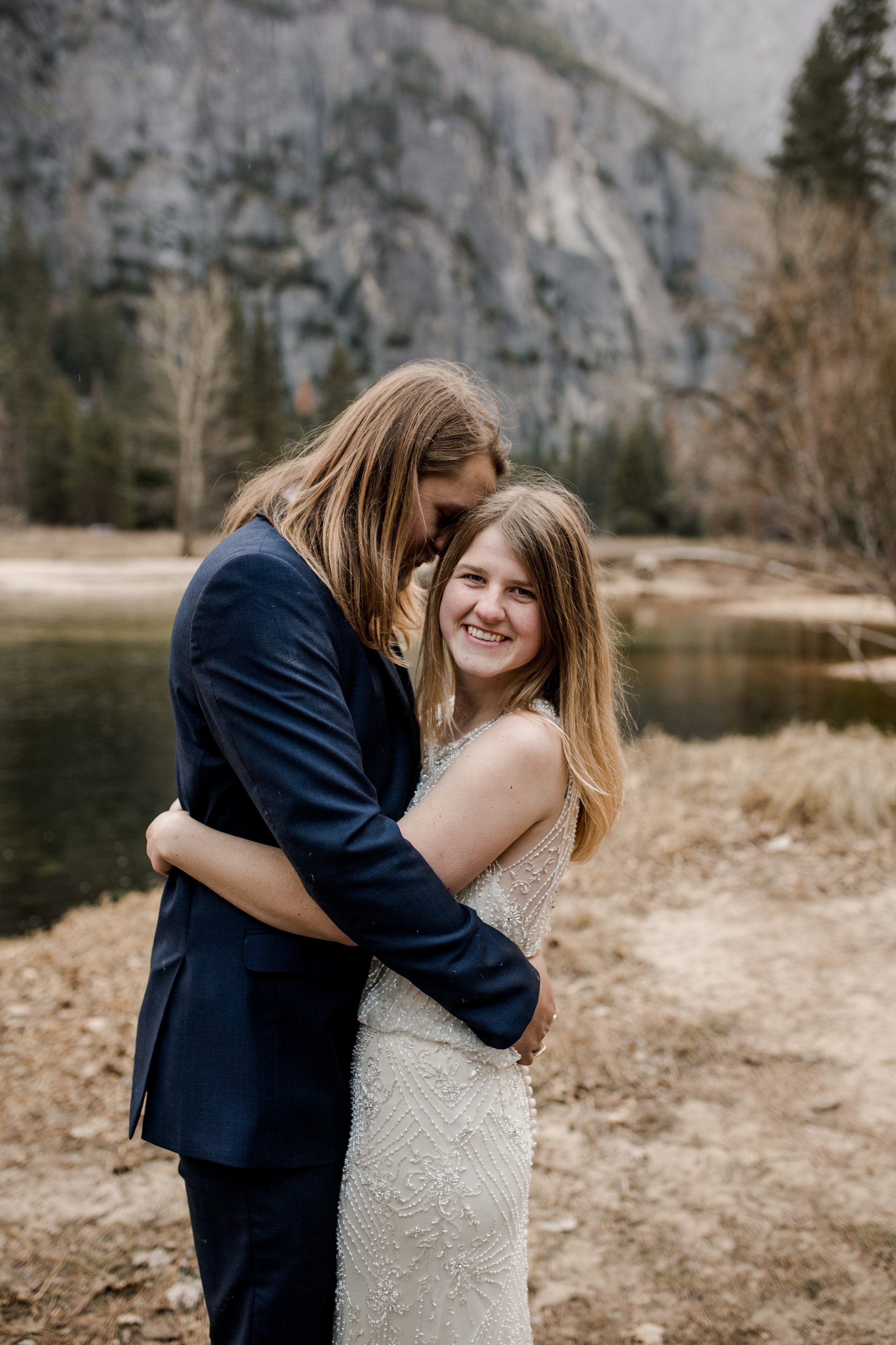 nicole-daacke-photography-yousemite-national-park-elopement-photographer-winter-cloud-moody-elope-inspiration-yosemite-valley-tunnel-view-winter-cloud-fog-weather-wedding-photos-37.jpg