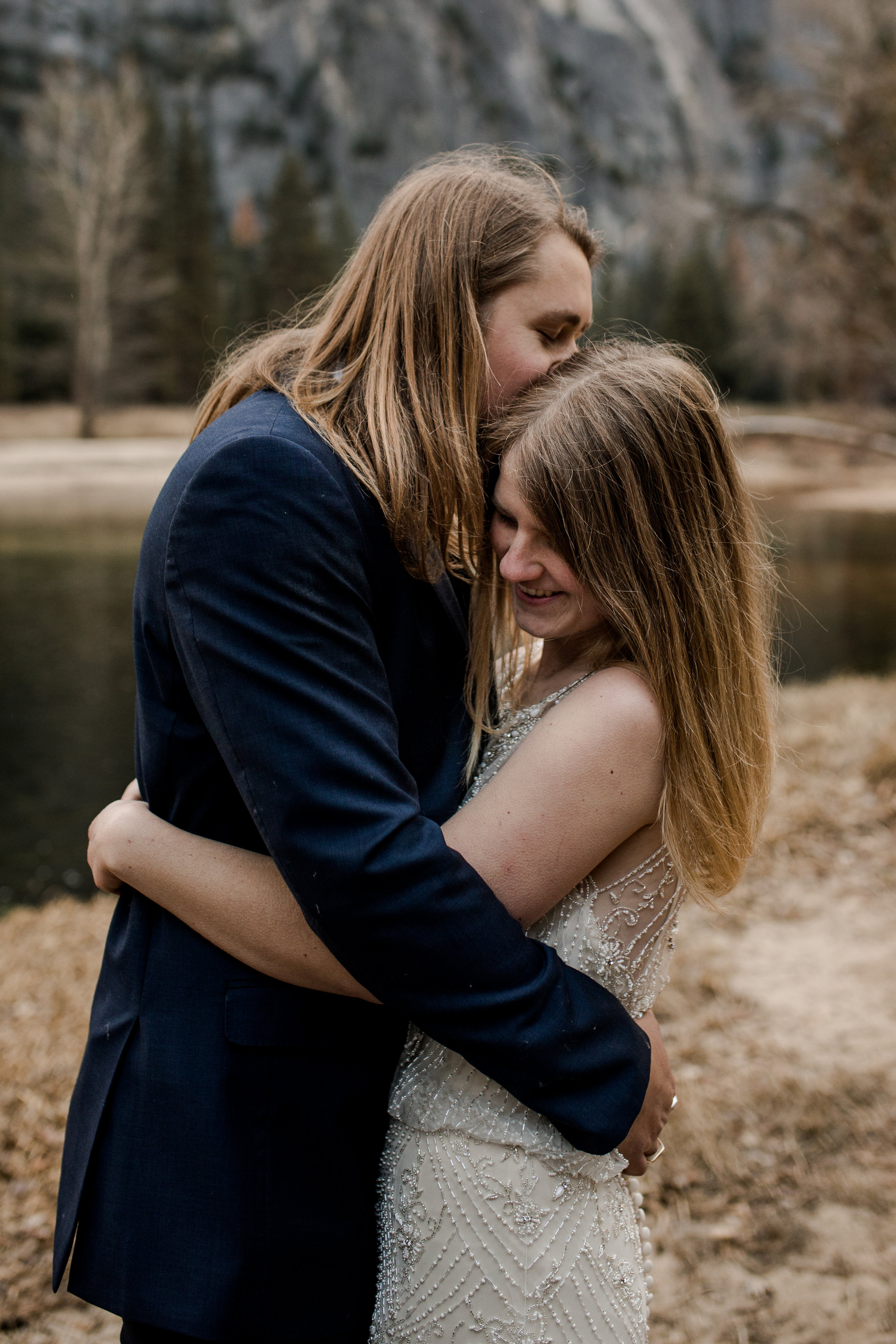 nicole-daacke-photography-yousemite-national-park-elopement-photographer-winter-cloud-moody-elope-inspiration-yosemite-valley-tunnel-view-winter-cloud-fog-weather-wedding-photos-38.jpg