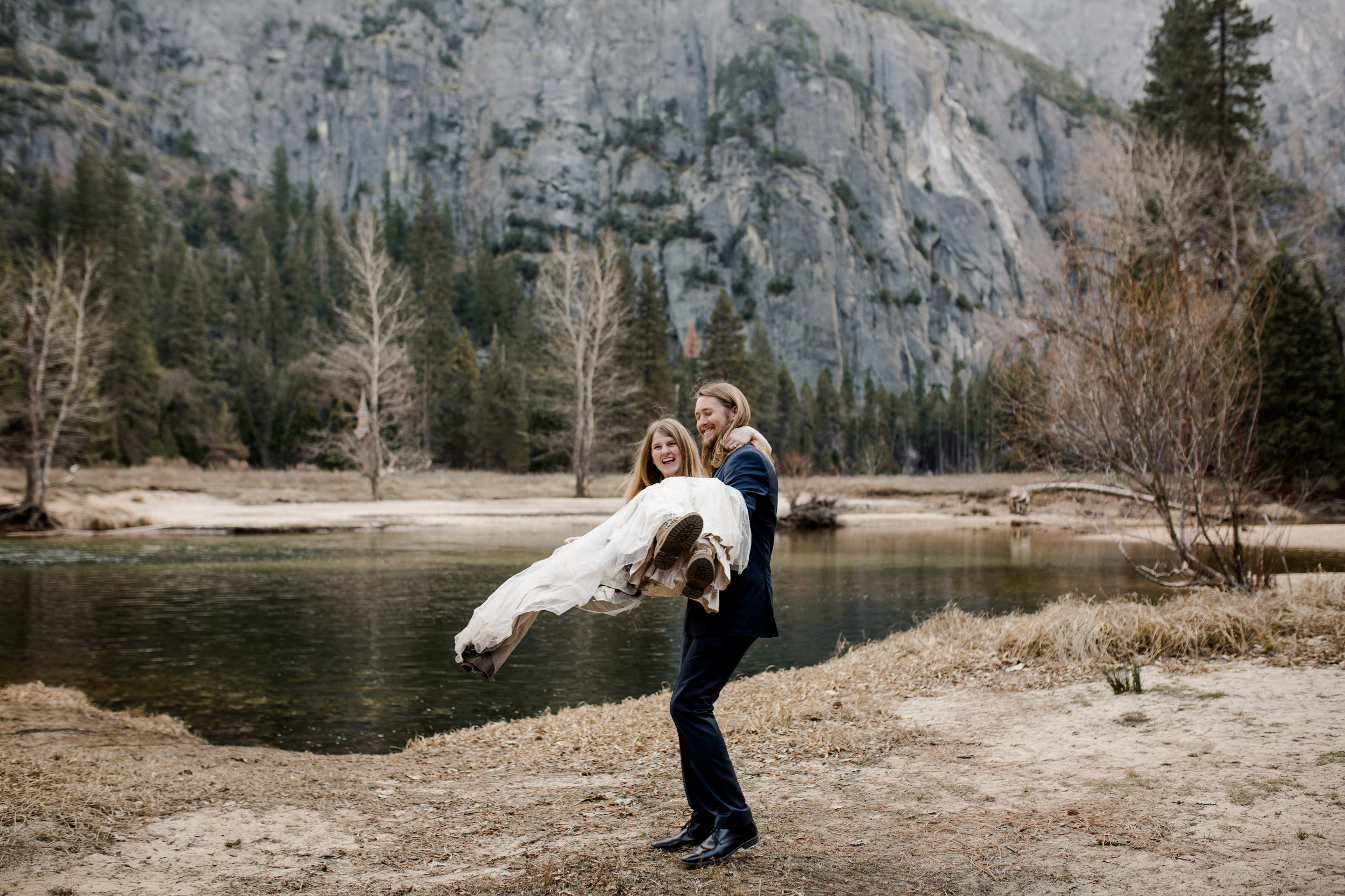 nicole-daacke-photography-yousemite-national-park-elopement-photographer-winter-cloud-moody-elope-inspiration-yosemite-valley-tunnel-view-winter-cloud-fog-weather-wedding-photos-39.jpg