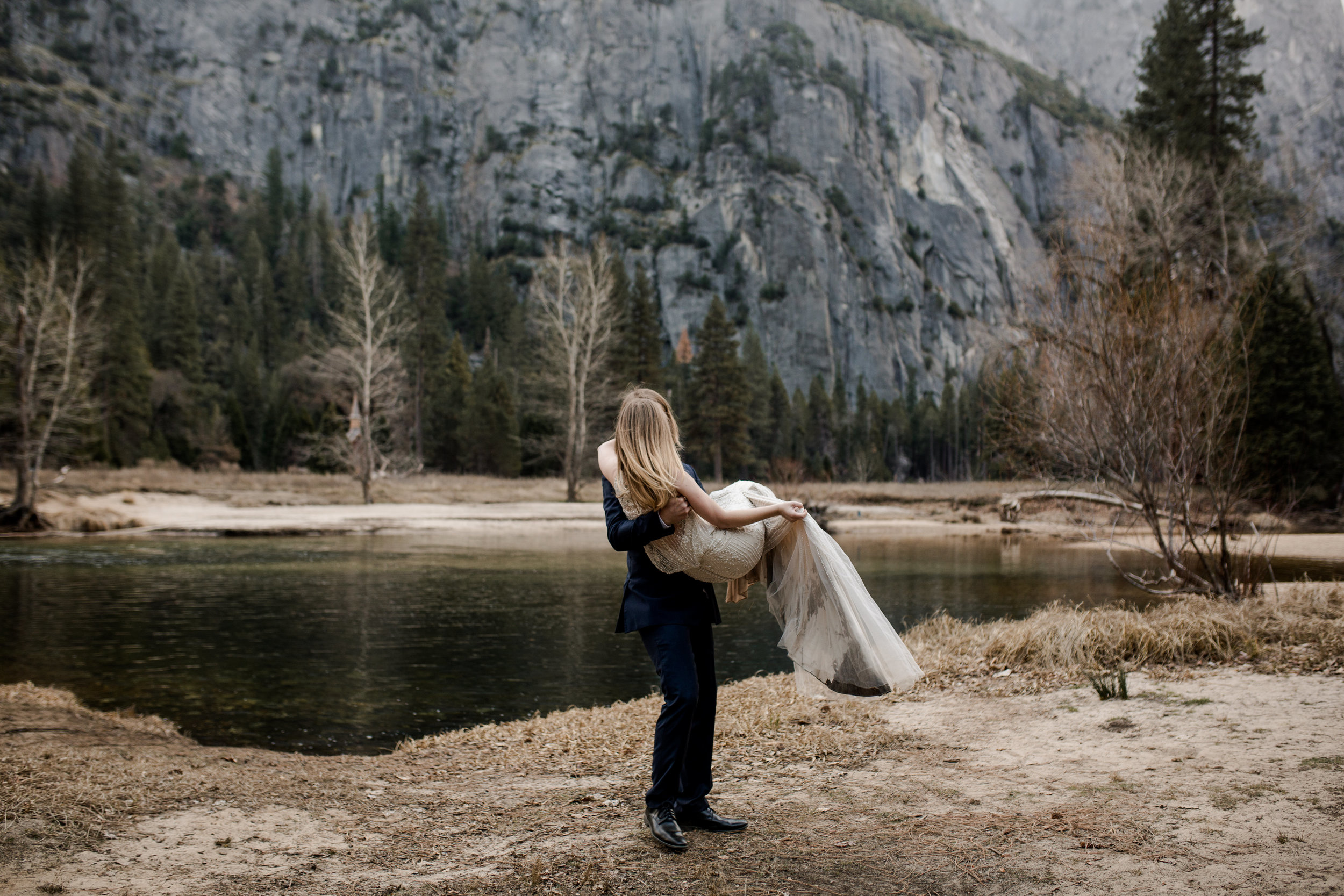 nicole-daacke-photography-yousemite-national-park-elopement-photographer-winter-cloud-moody-elope-inspiration-yosemite-valley-tunnel-view-winter-cloud-fog-weather-wedding-photos-40.jpg