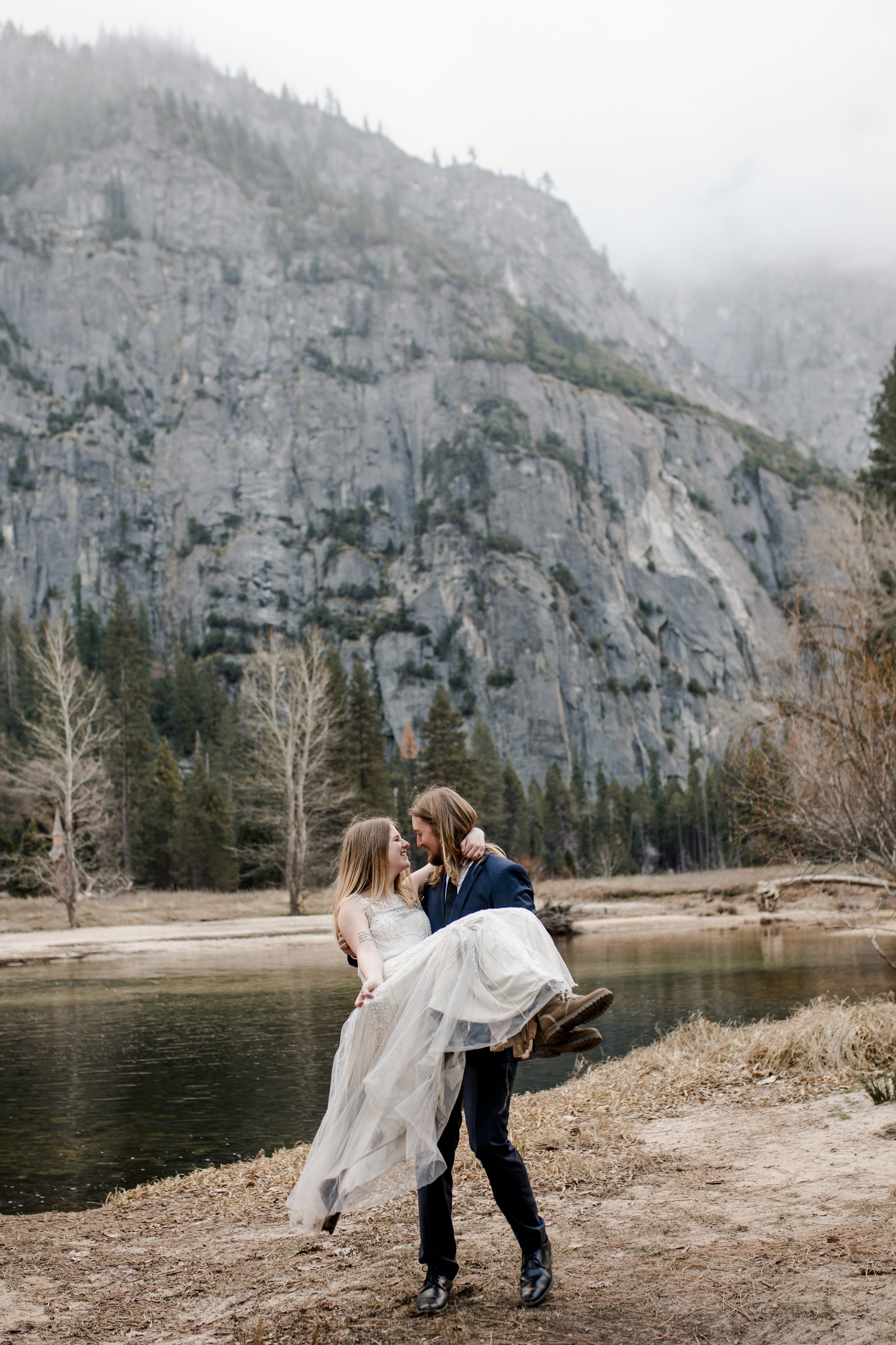 nicole-daacke-photography-yousemite-national-park-elopement-photographer-winter-cloud-moody-elope-inspiration-yosemite-valley-tunnel-view-winter-cloud-fog-weather-wedding-photos-42.jpg