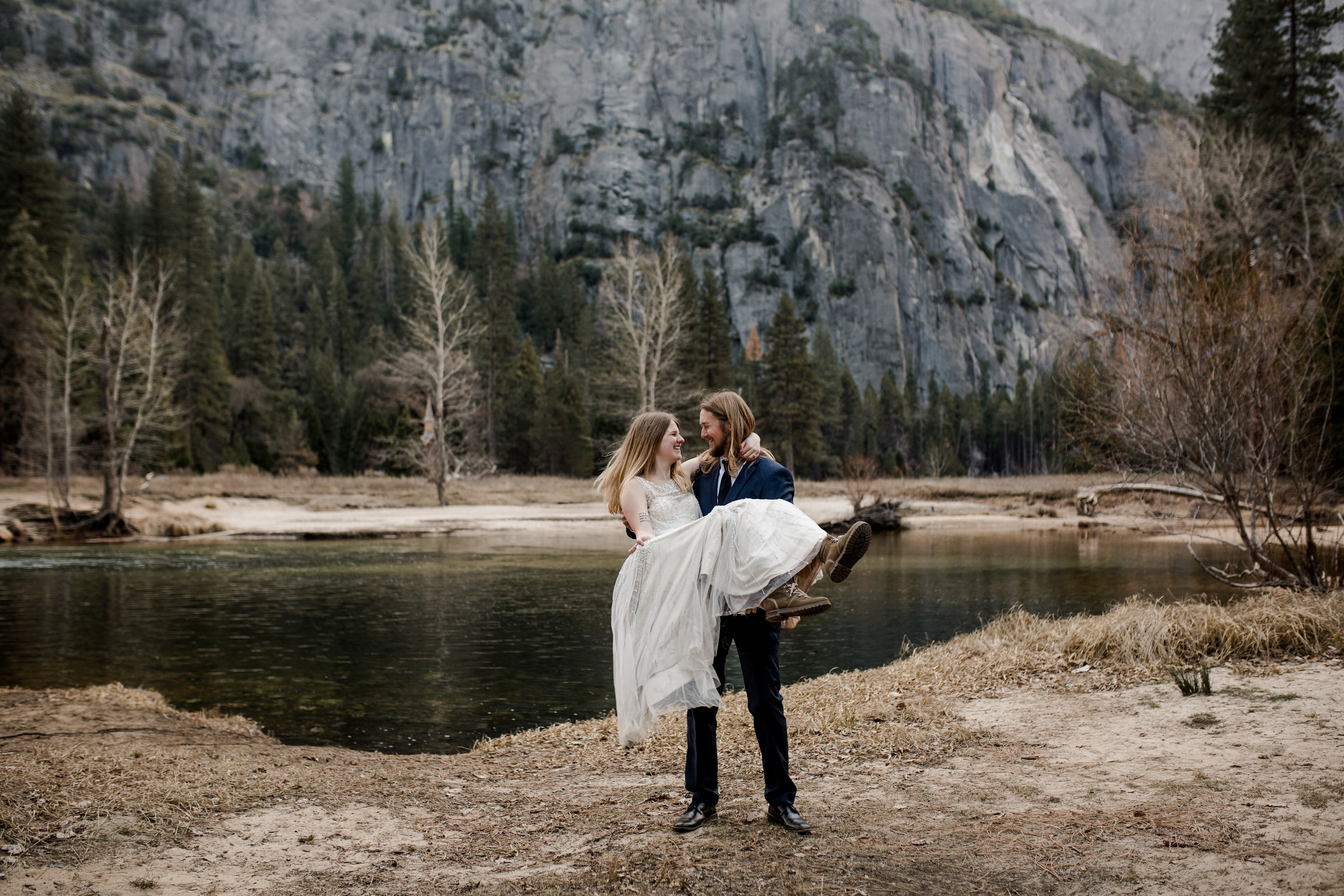 nicole-daacke-photography-yousemite-national-park-elopement-photographer-winter-cloud-moody-elope-inspiration-yosemite-valley-tunnel-view-winter-cloud-fog-weather-wedding-photos-41.jpg